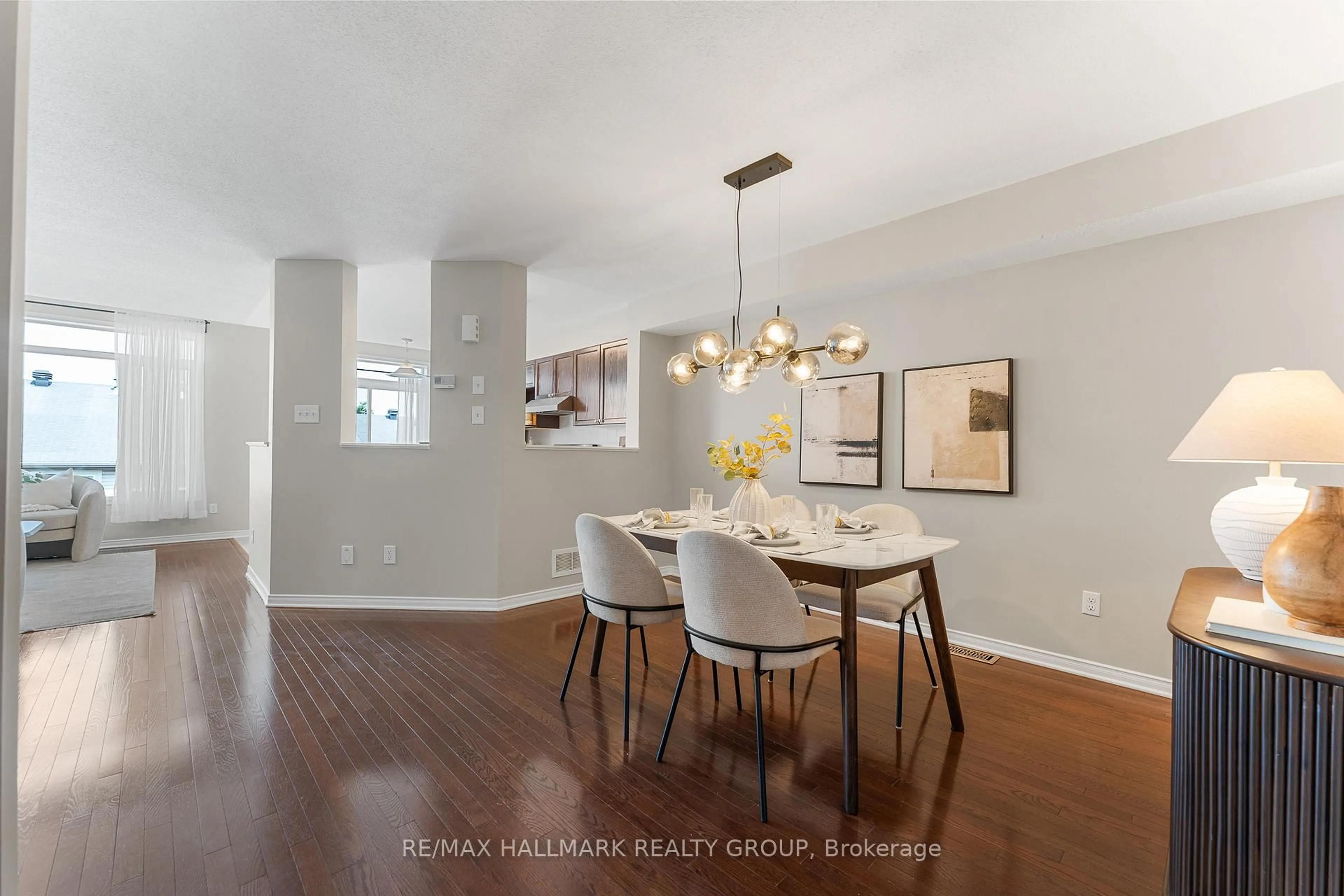Dining room, wood/laminate floor for 207 Cityview Cres, Ottawa Ontario K4A 0T9