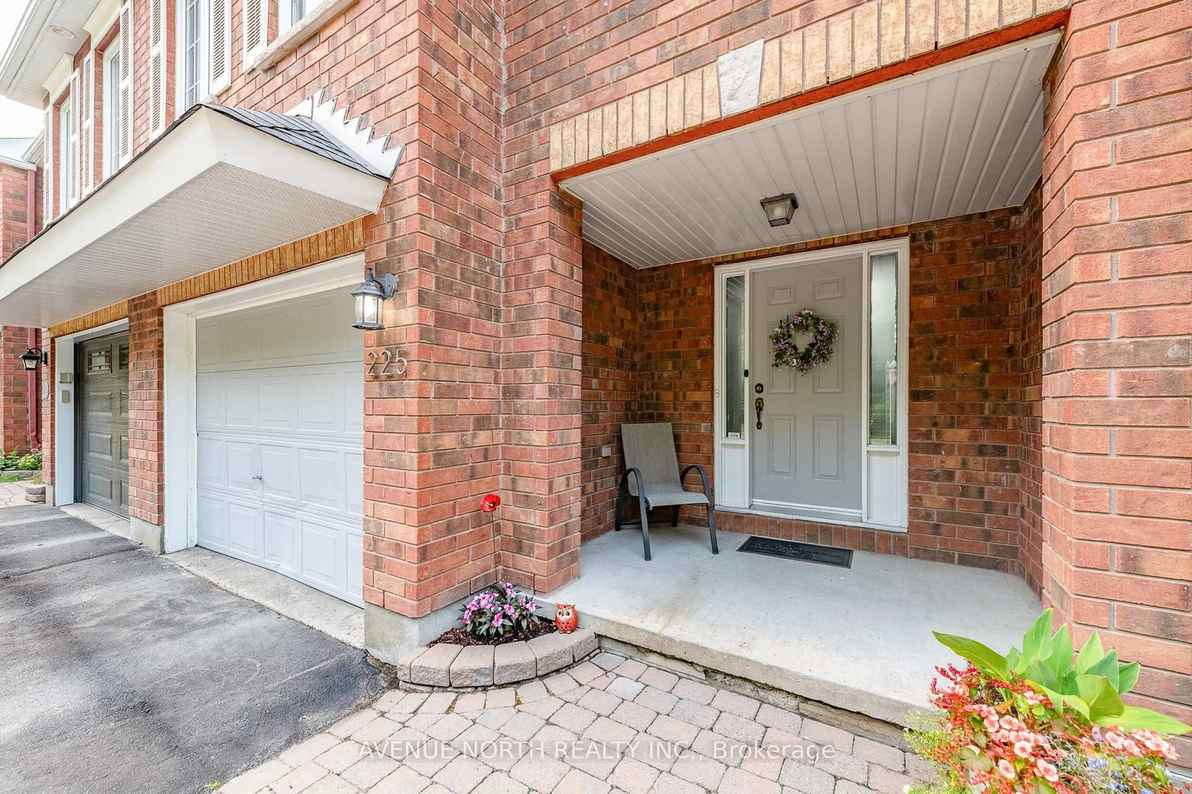 Indoor entryway for 225 GLADEVIEW Private, Ottawa Ontario K1T 4A7