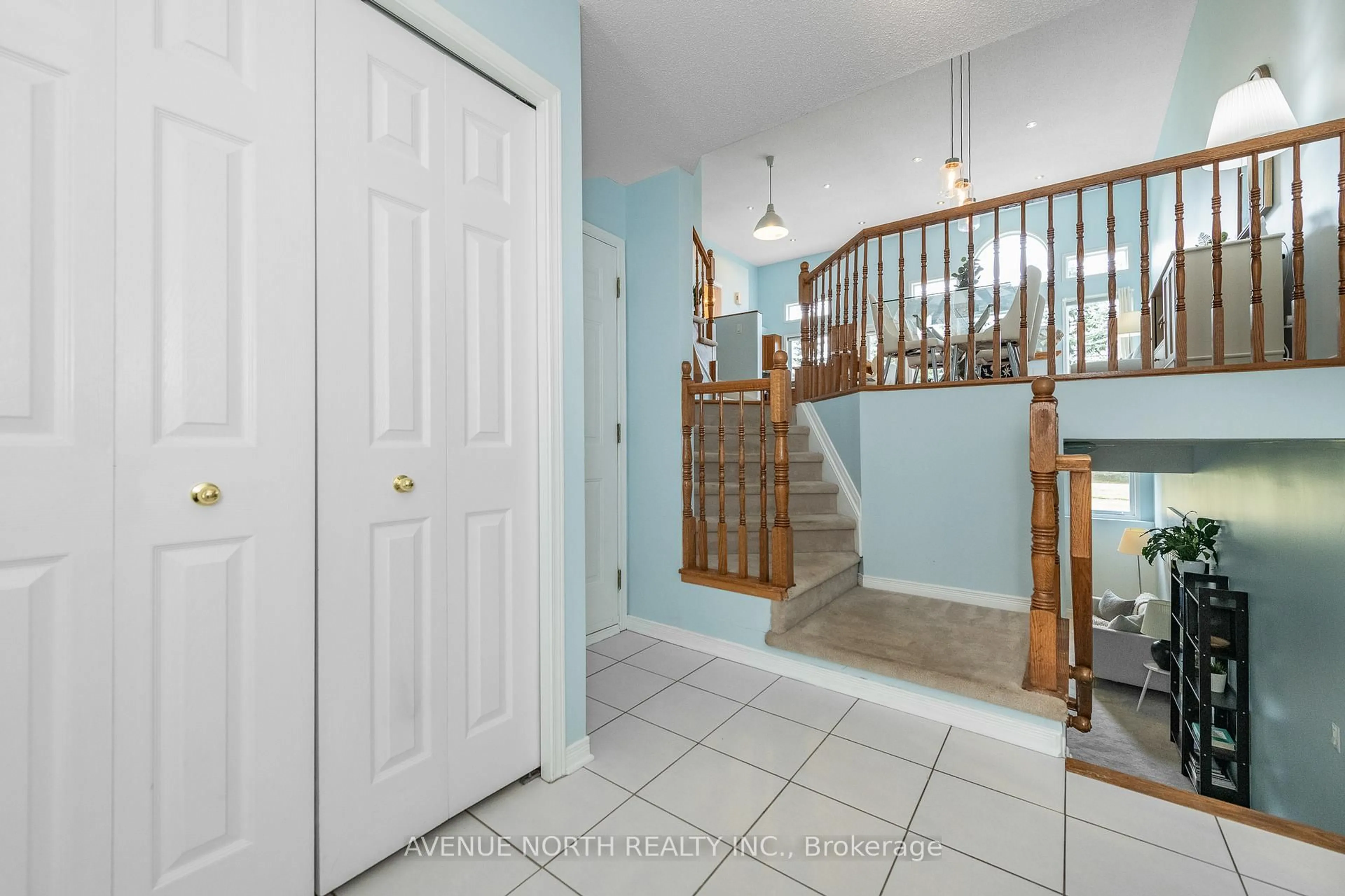 Indoor entryway for 225 GLADEVIEW Private, Ottawa Ontario K1T 4A7