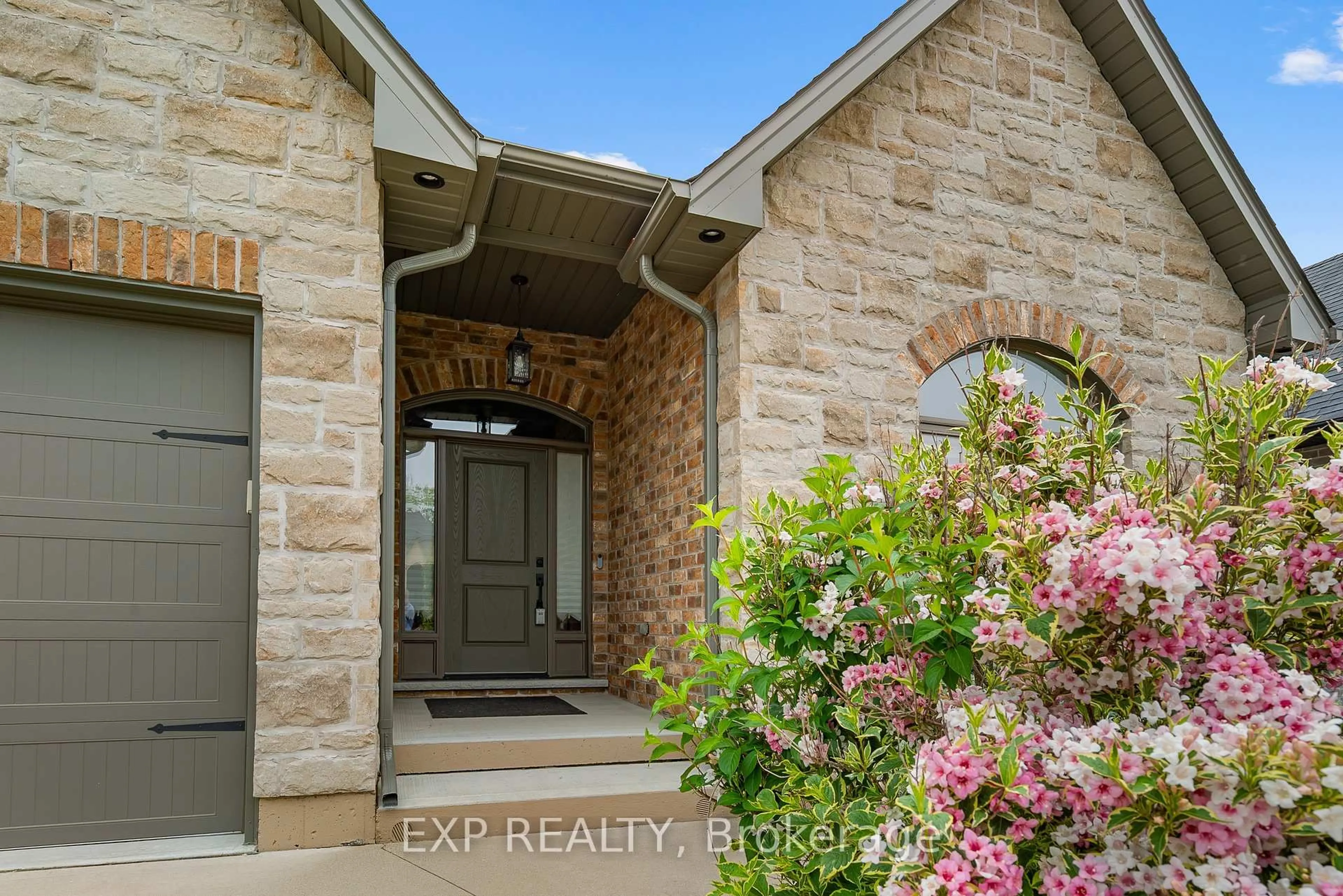 Indoor entryway for 123 Forest Ridge Crt, Welland Ontario L3C 0C2