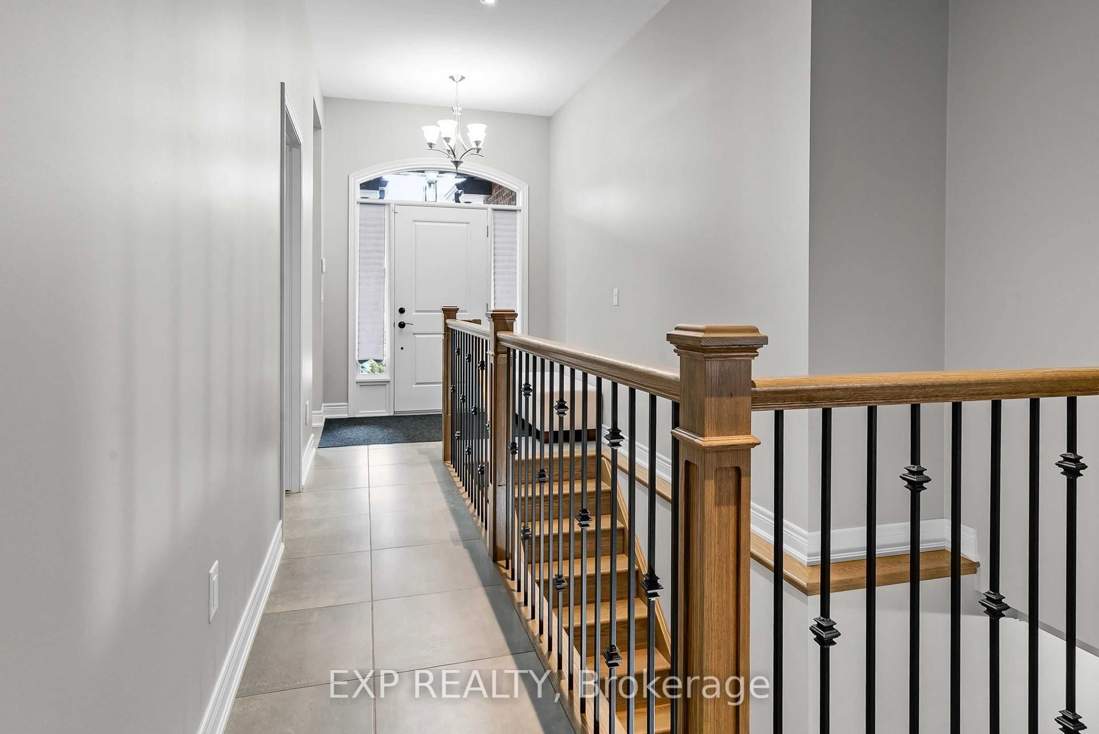 Indoor foyer for 123 Forest Ridge Crt, Welland Ontario L3C 0C2