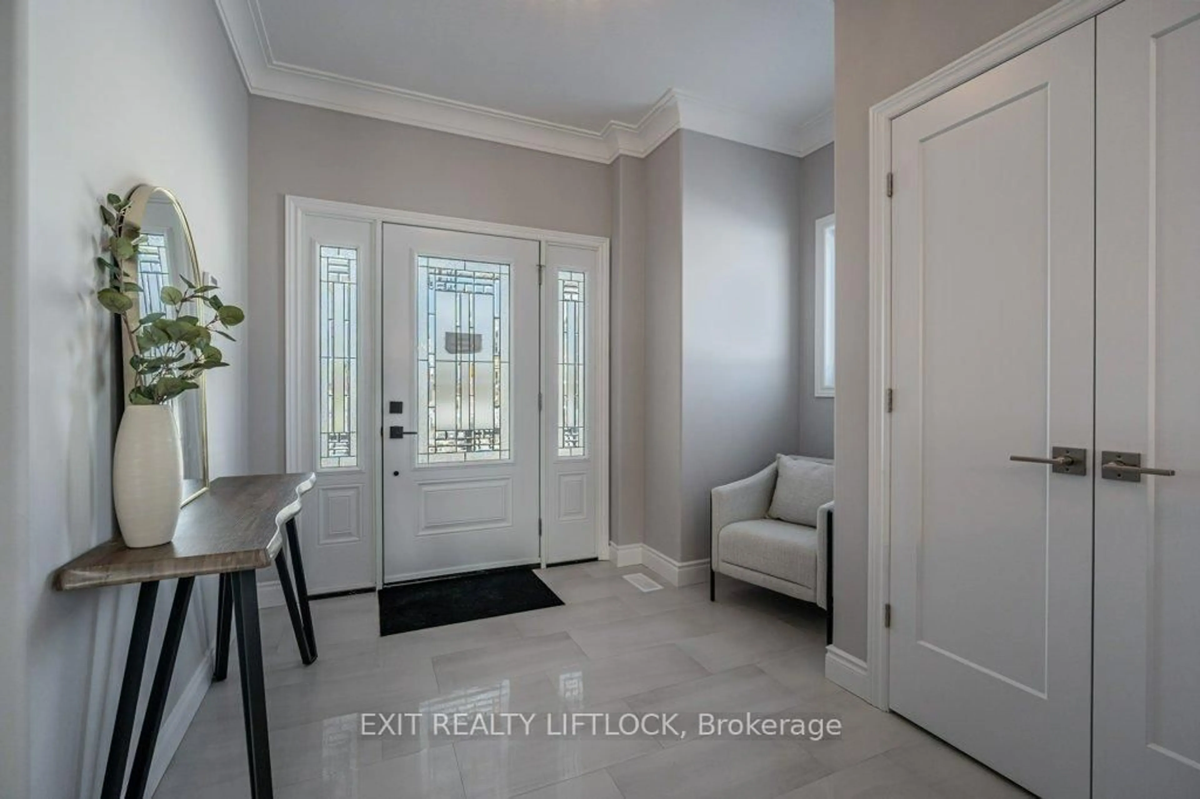 Indoor entryway for 802 Steinberg Crt, Peterborough North Ontario K9K 0H7