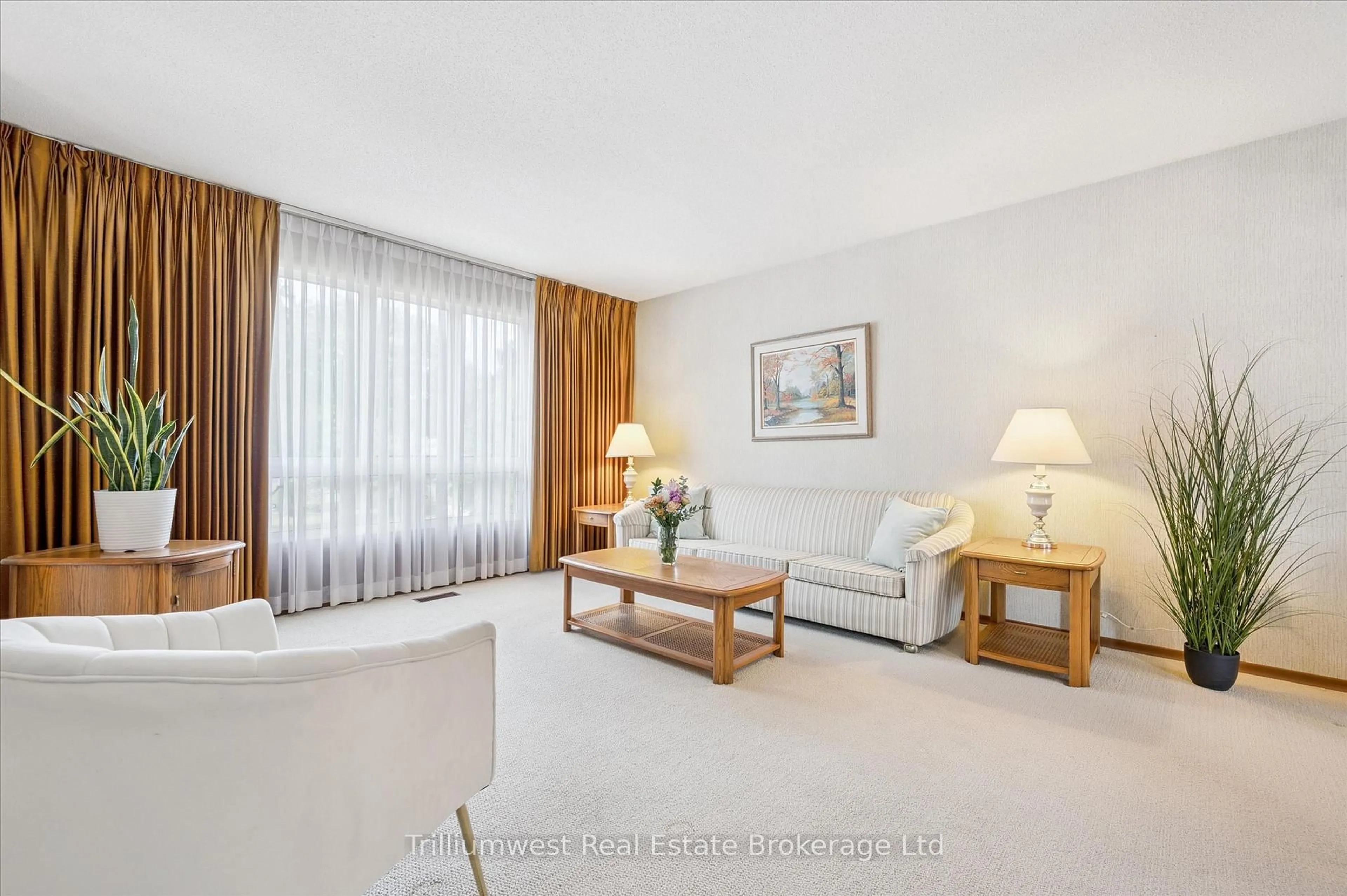 Living room with furniture, unknown for 402 Heritage Dr, Kitchener Ontario N2B 3M9