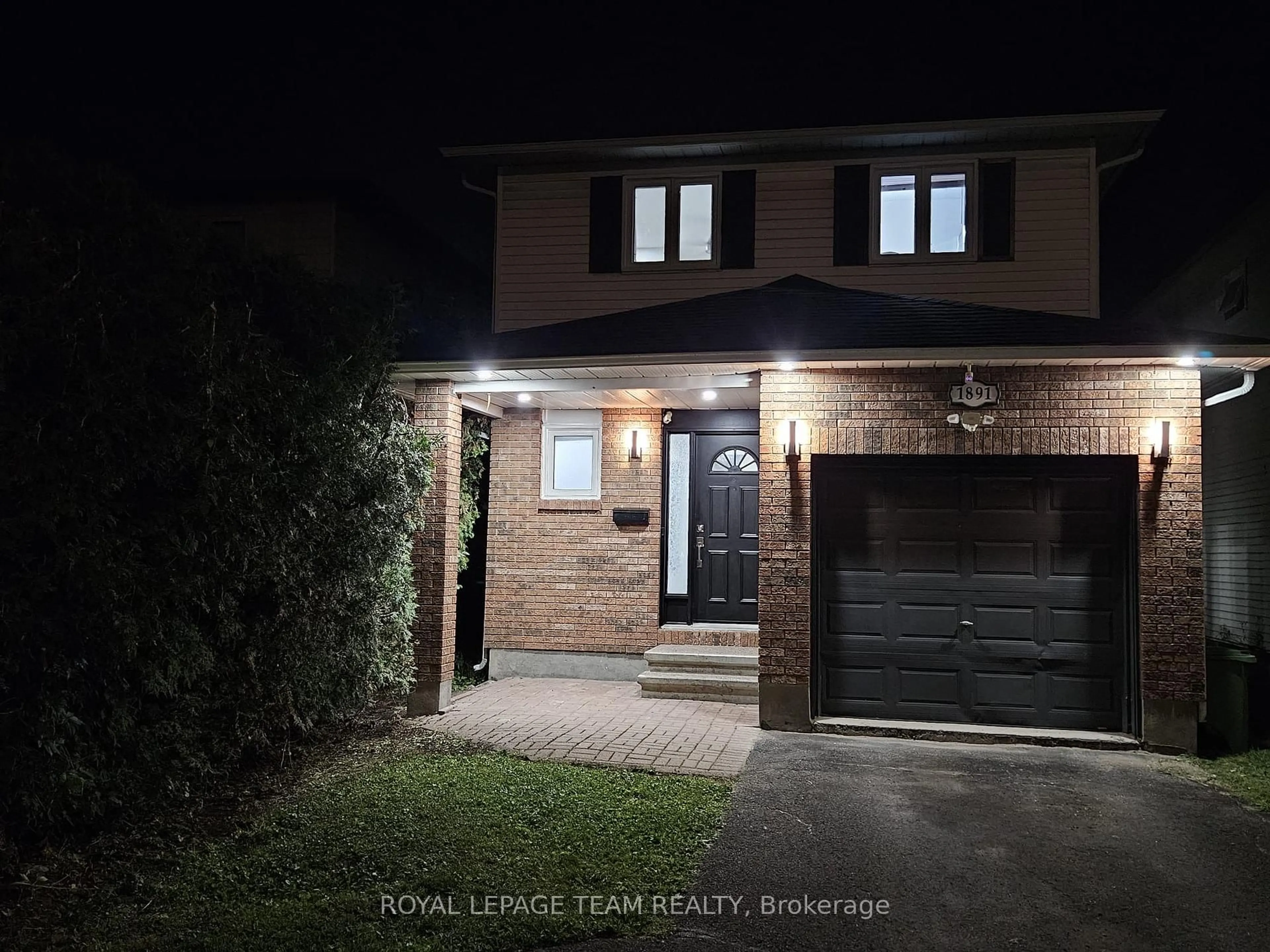 A pic from outside/outdoor area/front of a property/back of a property/a pic from drone, street for 1891 Longman Cres, Orleans Ontario K1C 5G8