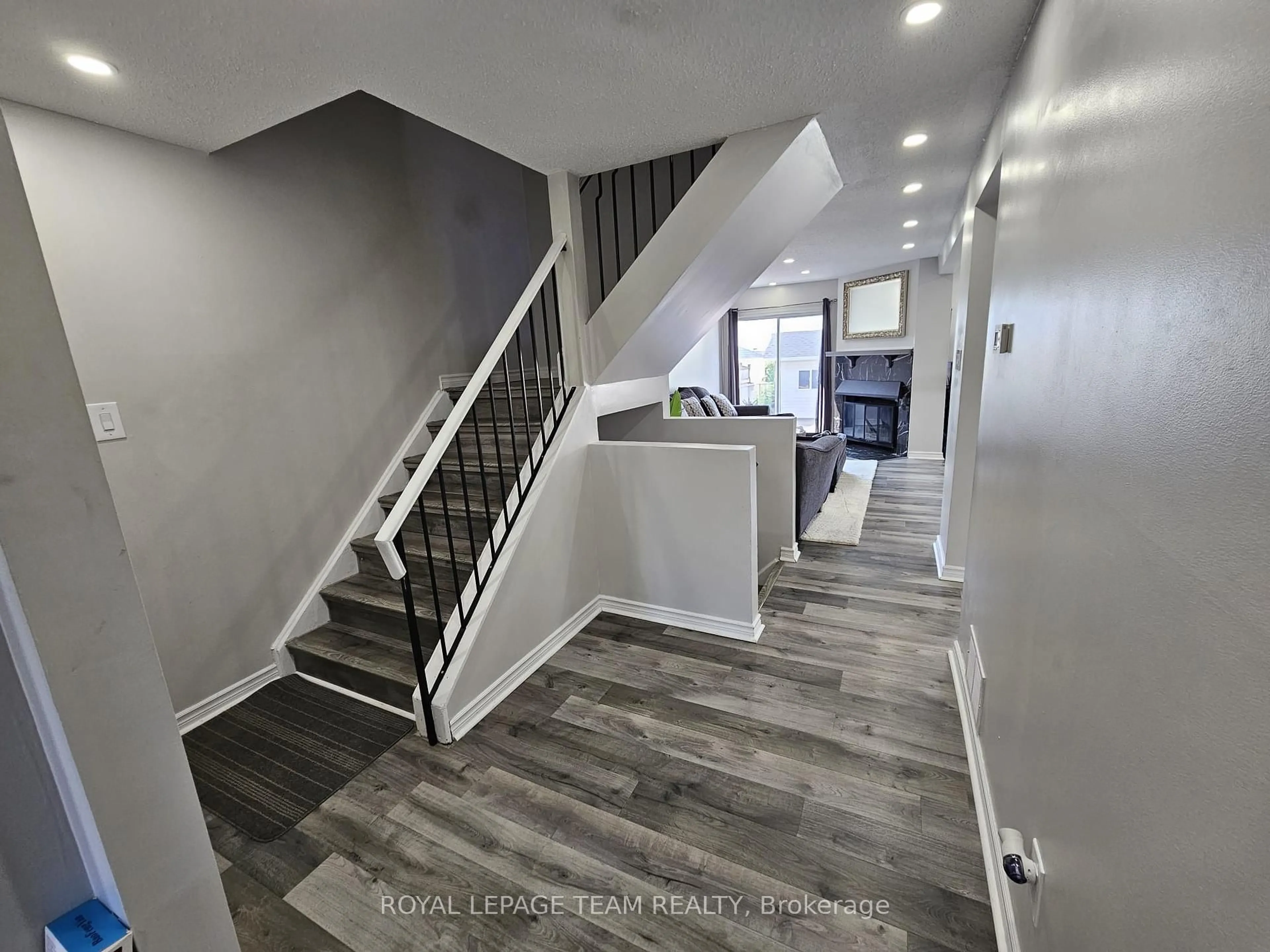 Indoor entryway for 1891 Longman Cres, Orleans Ontario K1C 5G8