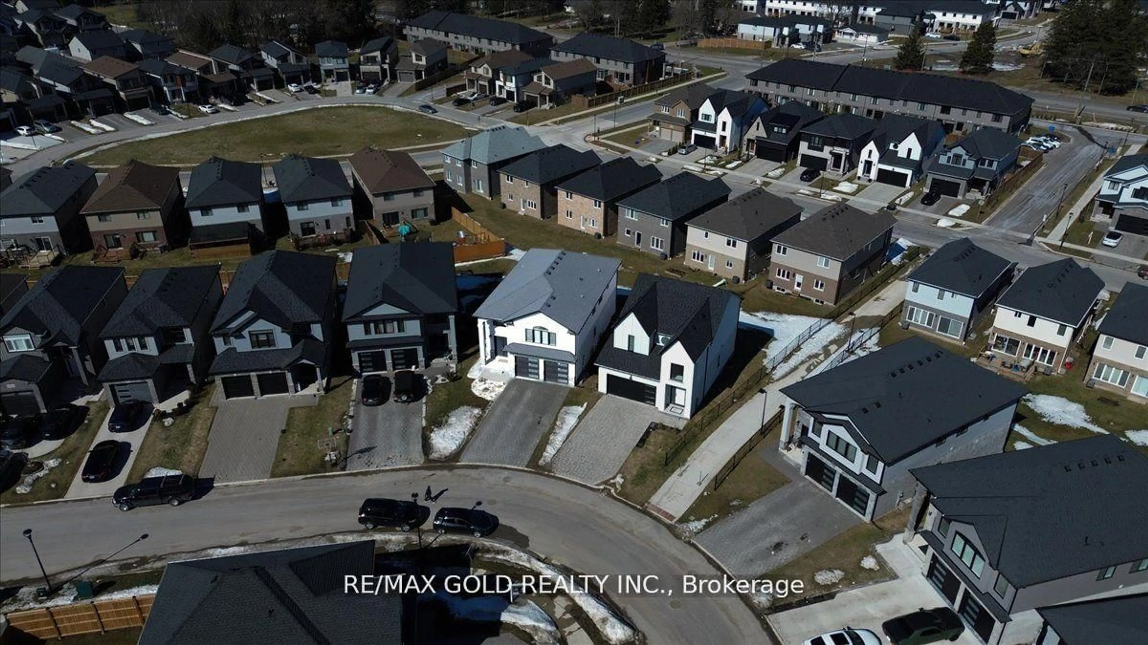 A pic from outside/outdoor area/front of a property/back of a property/a pic from drone, street for 2880 DOYLE Dr, London South Ontario N6M 1G5