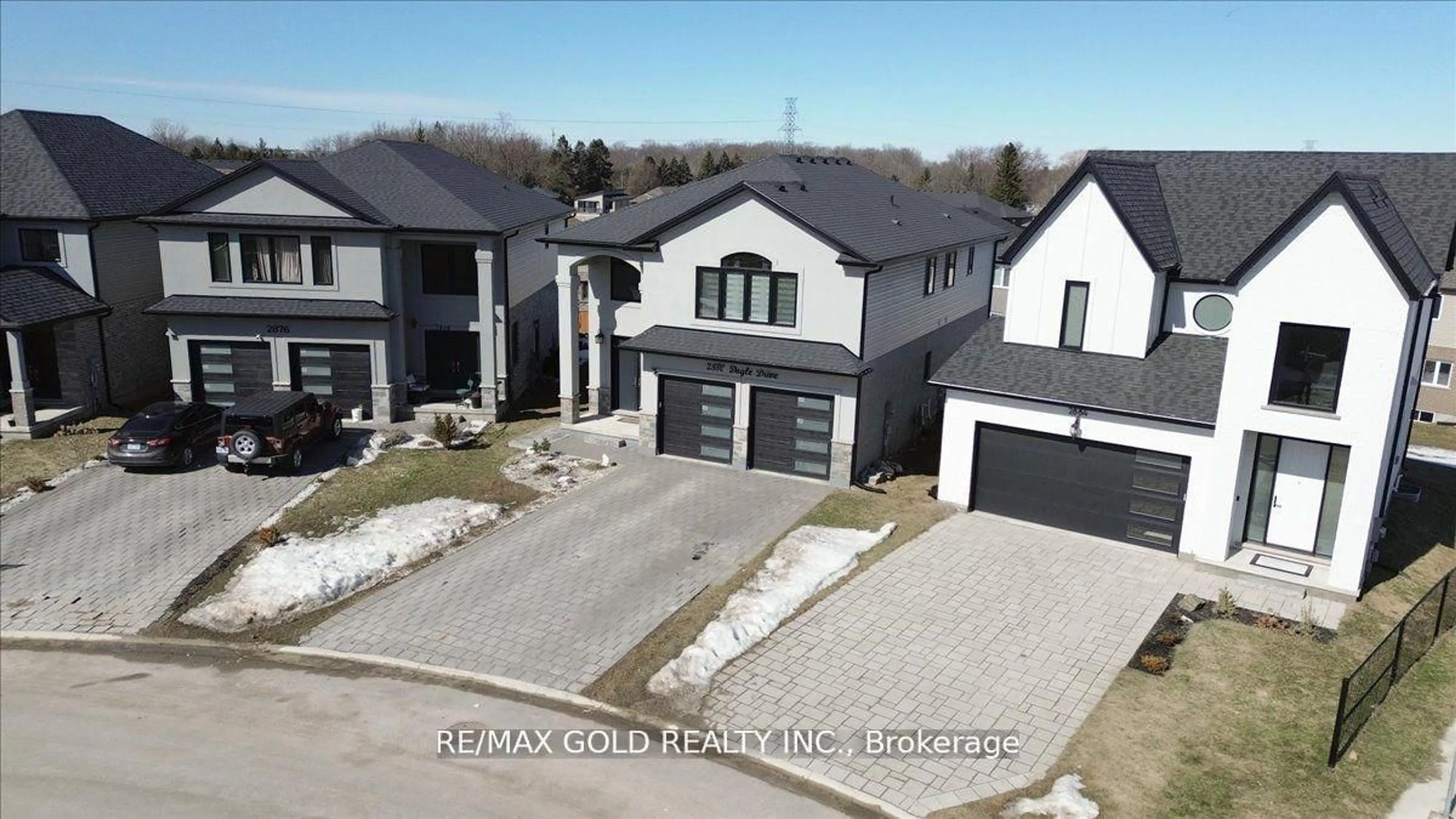 A pic from outside/outdoor area/front of a property/back of a property/a pic from drone, street for 2880 DOYLE Dr, London South Ontario N6M 1G5
