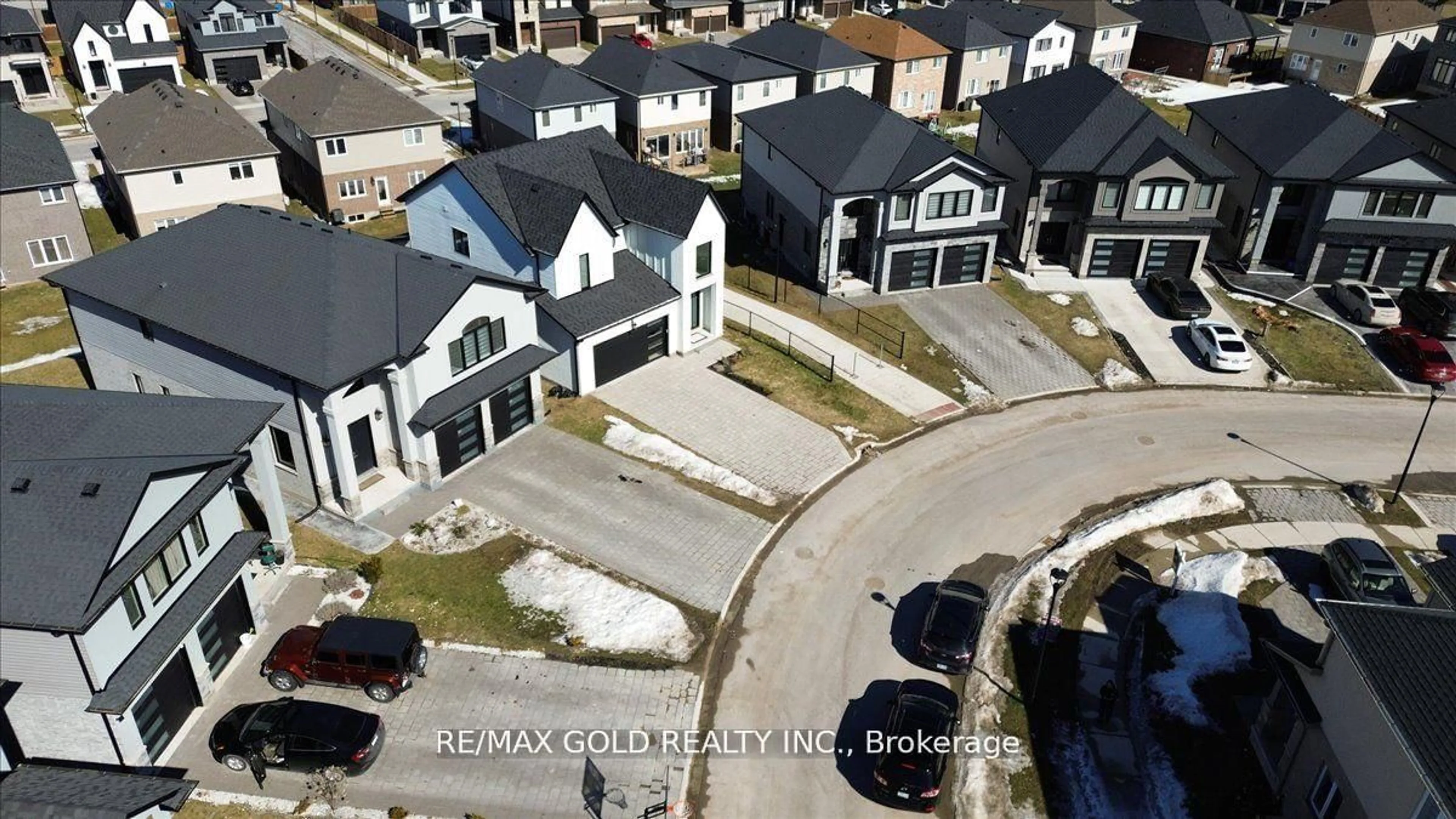 A pic from outside/outdoor area/front of a property/back of a property/a pic from drone, street for 2880 DOYLE Dr, London South Ontario N6M 1G5