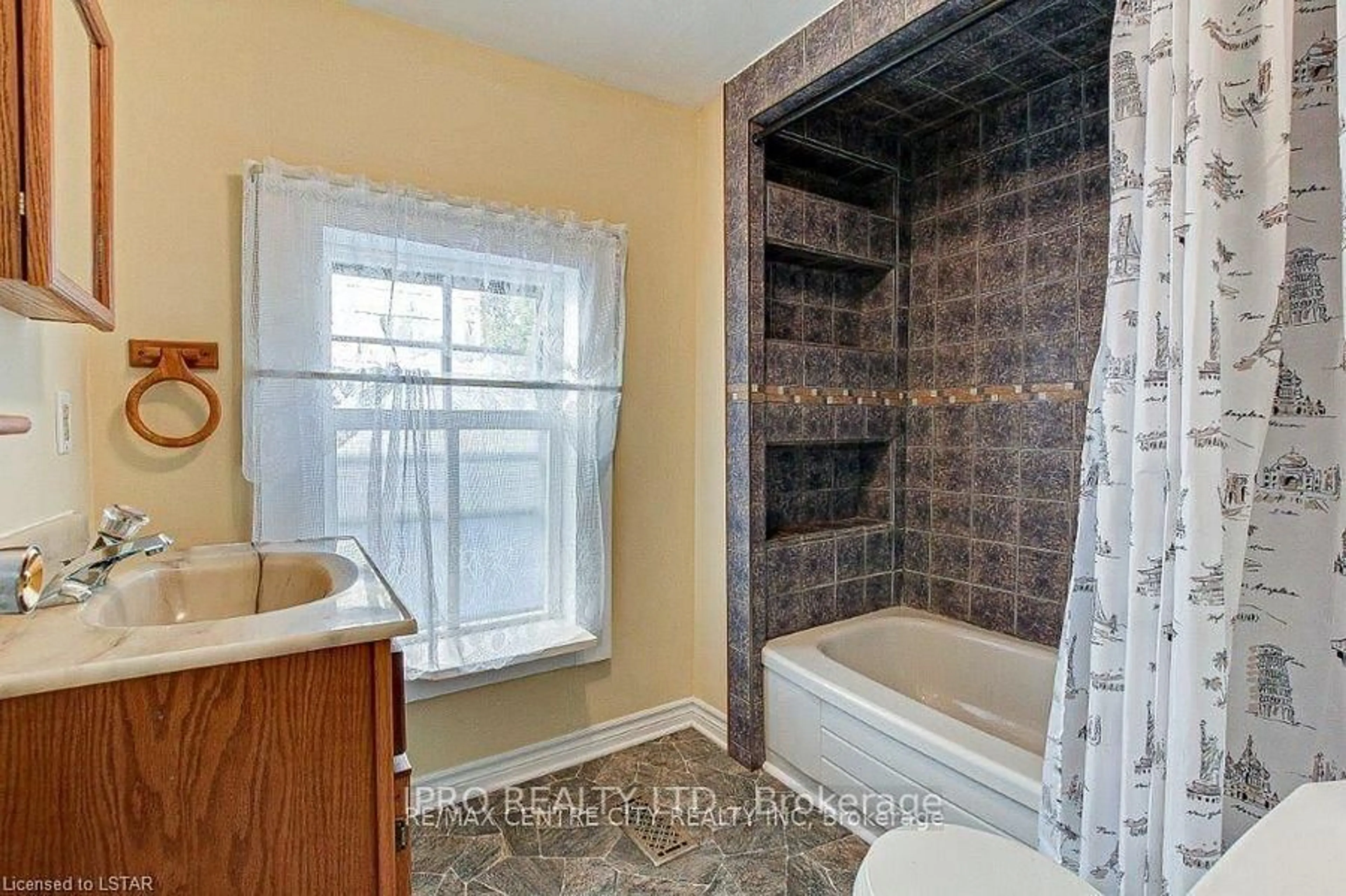 Standard bathroom, ceramic/tile floor for 279 Charlotte St, Central Elgin Ontario N5L 1A8