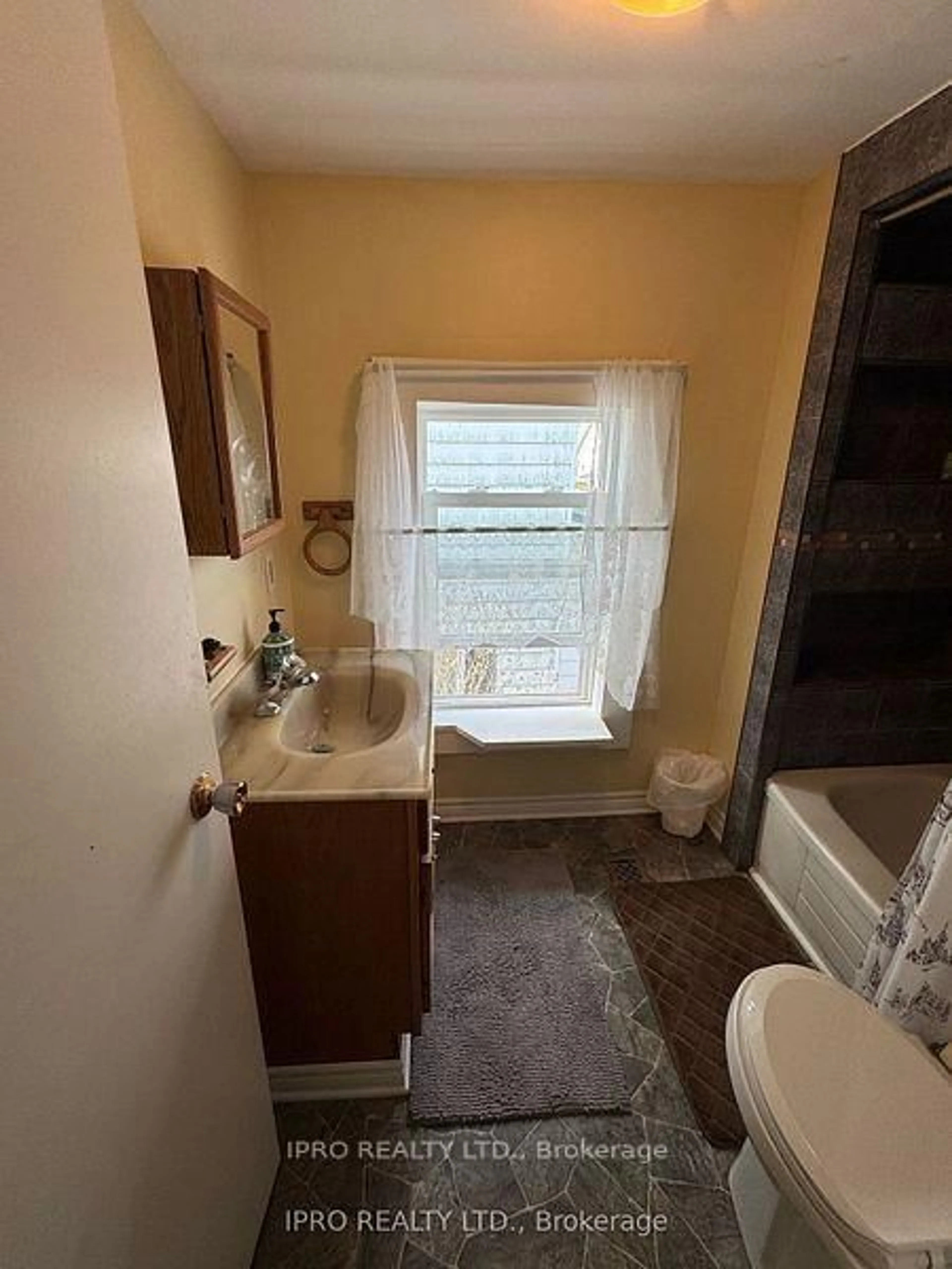Standard bathroom, unknown for 279 Charlotte St, Central Elgin Ontario N5L 1A8