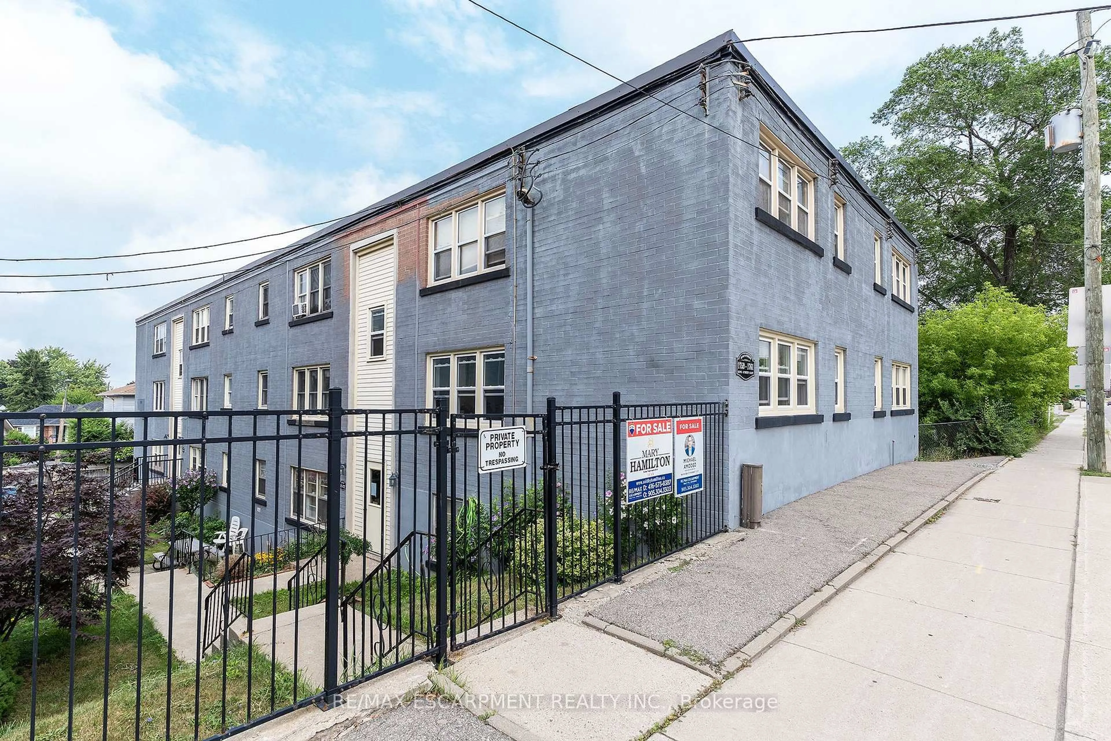 A pic from outside/outdoor area/front of a property/back of a property/a pic from drone, building for 1759 King St #14, Hamilton Ontario L8K 1V6