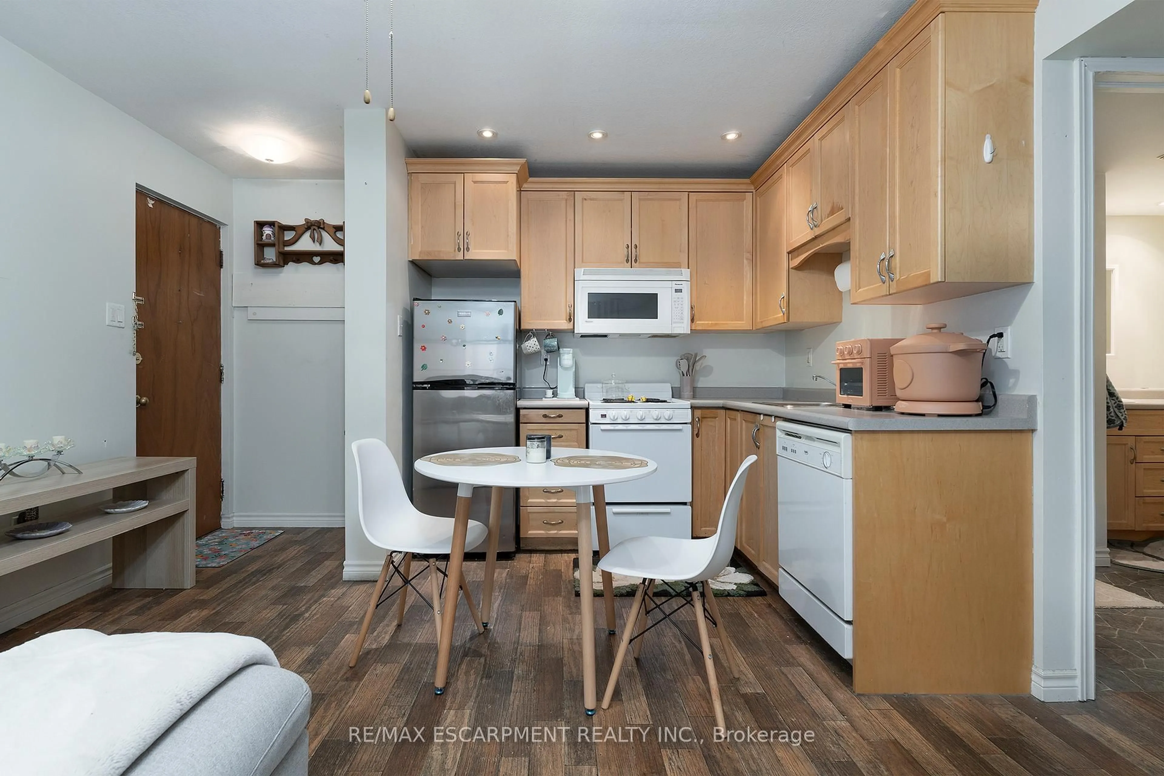 Standard kitchen, wood/laminate floor for 1759 King St #14, Hamilton Ontario L8K 1V6