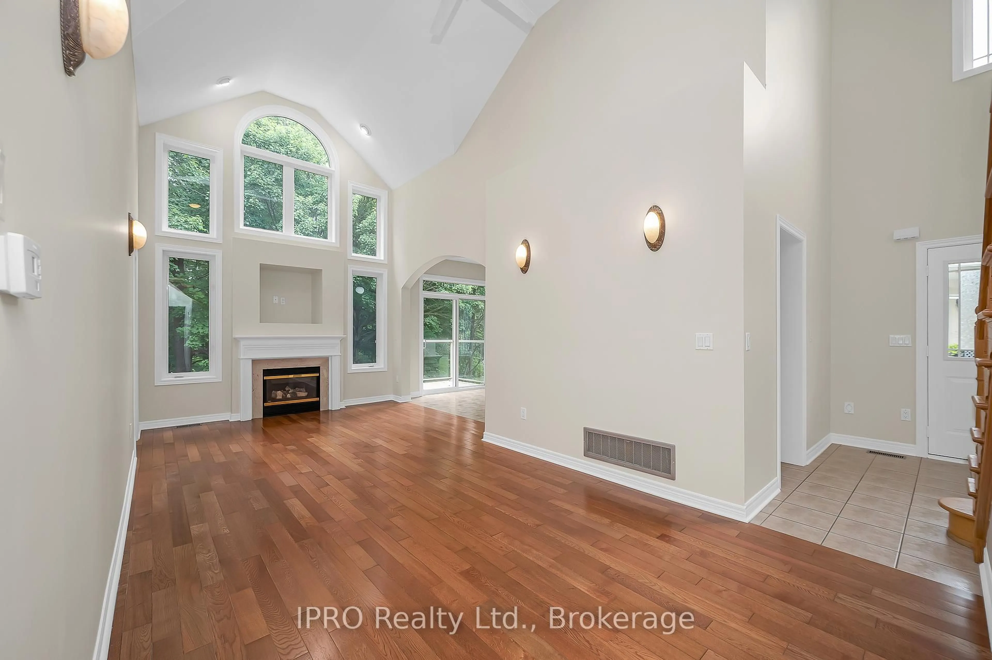 Indoor entryway for 40 Wesleyan Crt #45, Hamilton Ontario L9G 5C7