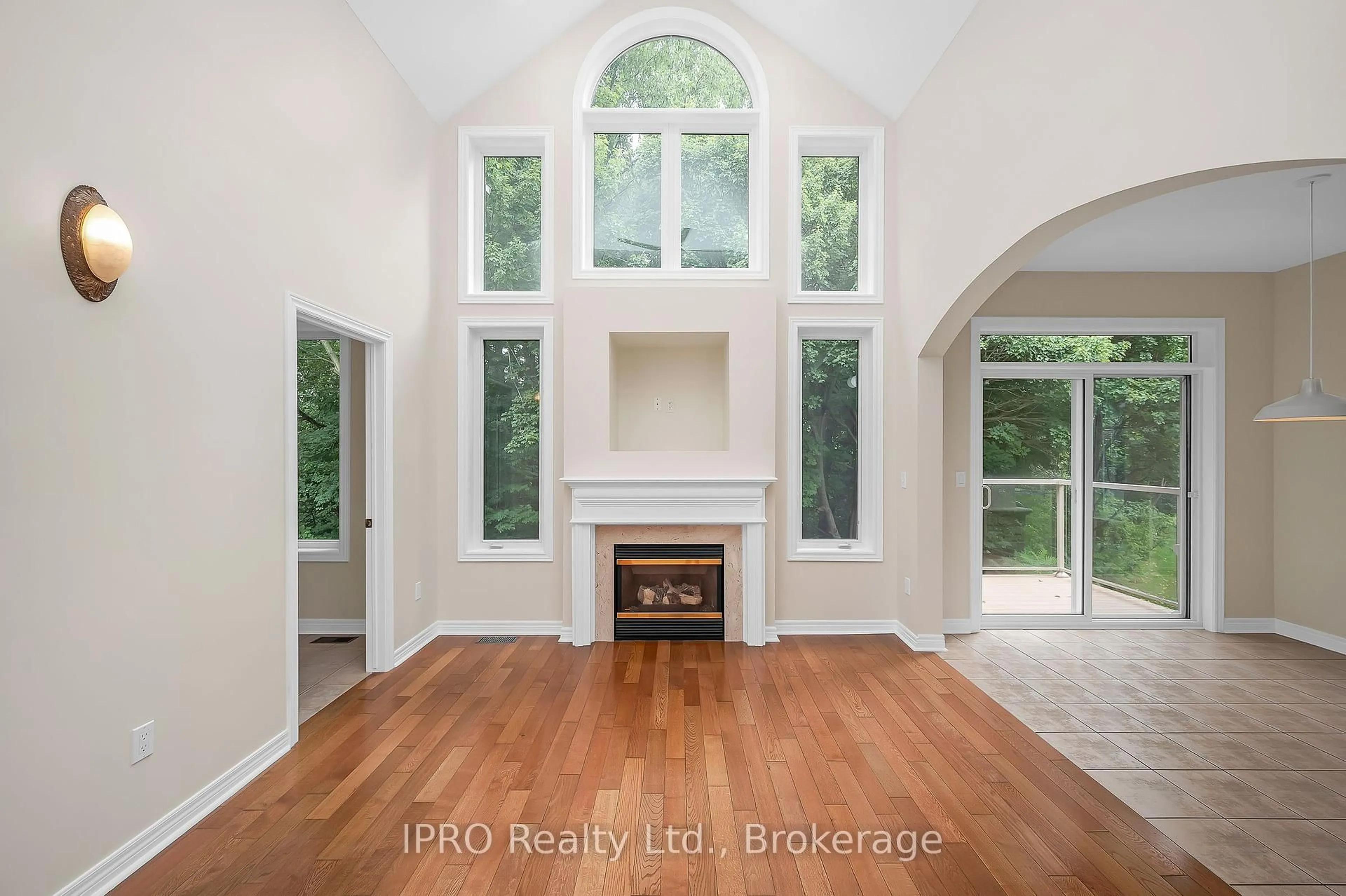 Indoor entryway for 40 Wesleyan Crt #45, Hamilton Ontario L9G 5C7