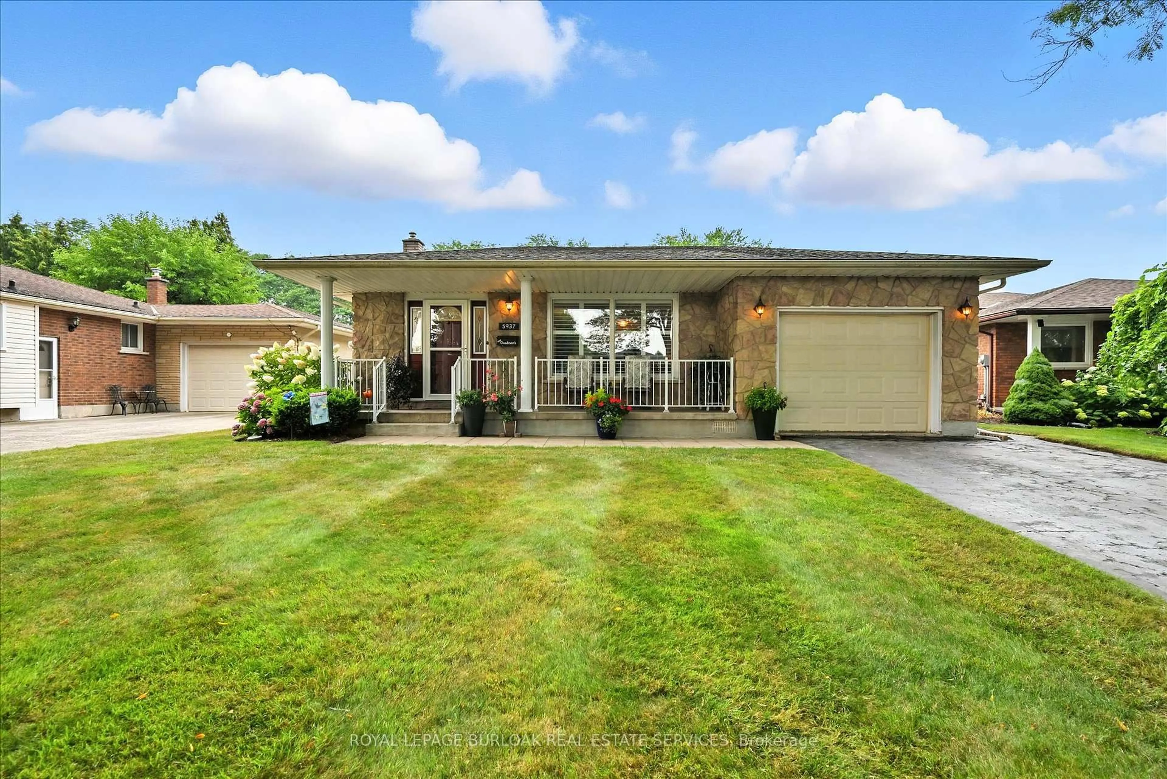 Home with vinyl exterior material, unknown for 5937 Saint Anthony Cres, Niagara Falls Ontario L2J 3X5