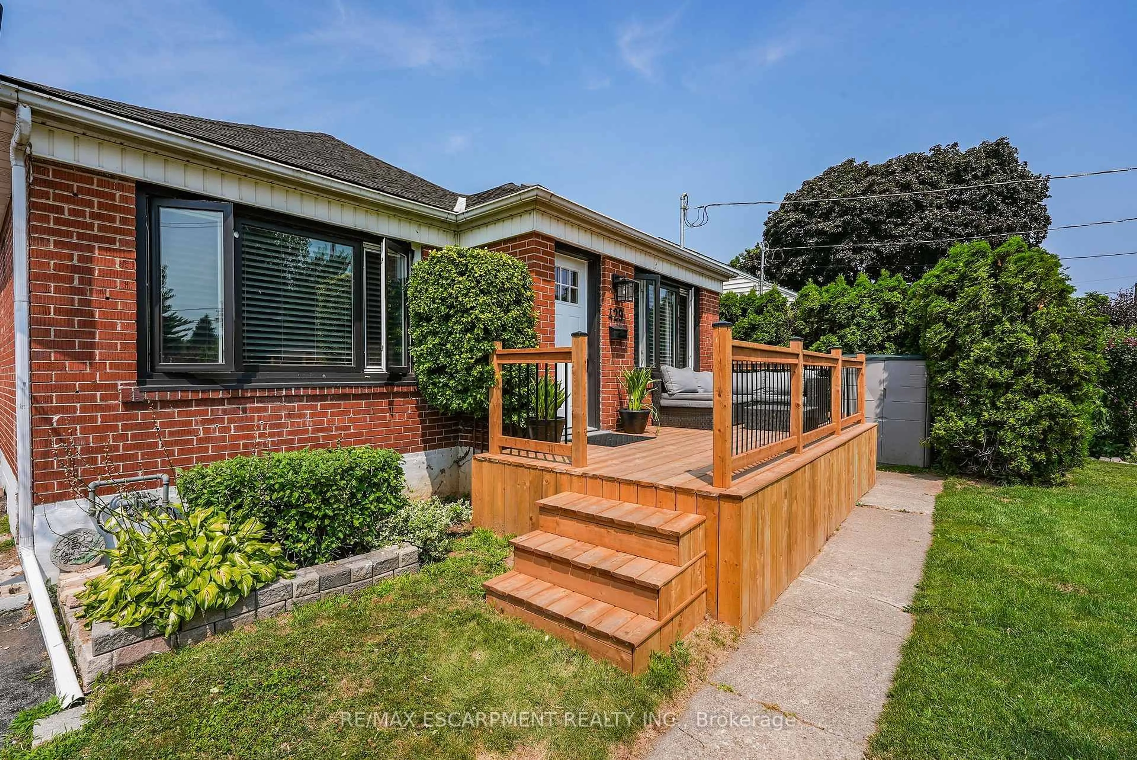 Home with brick exterior material, street for 429 Elizabeth St, Grimsby Ontario L3M 3K9