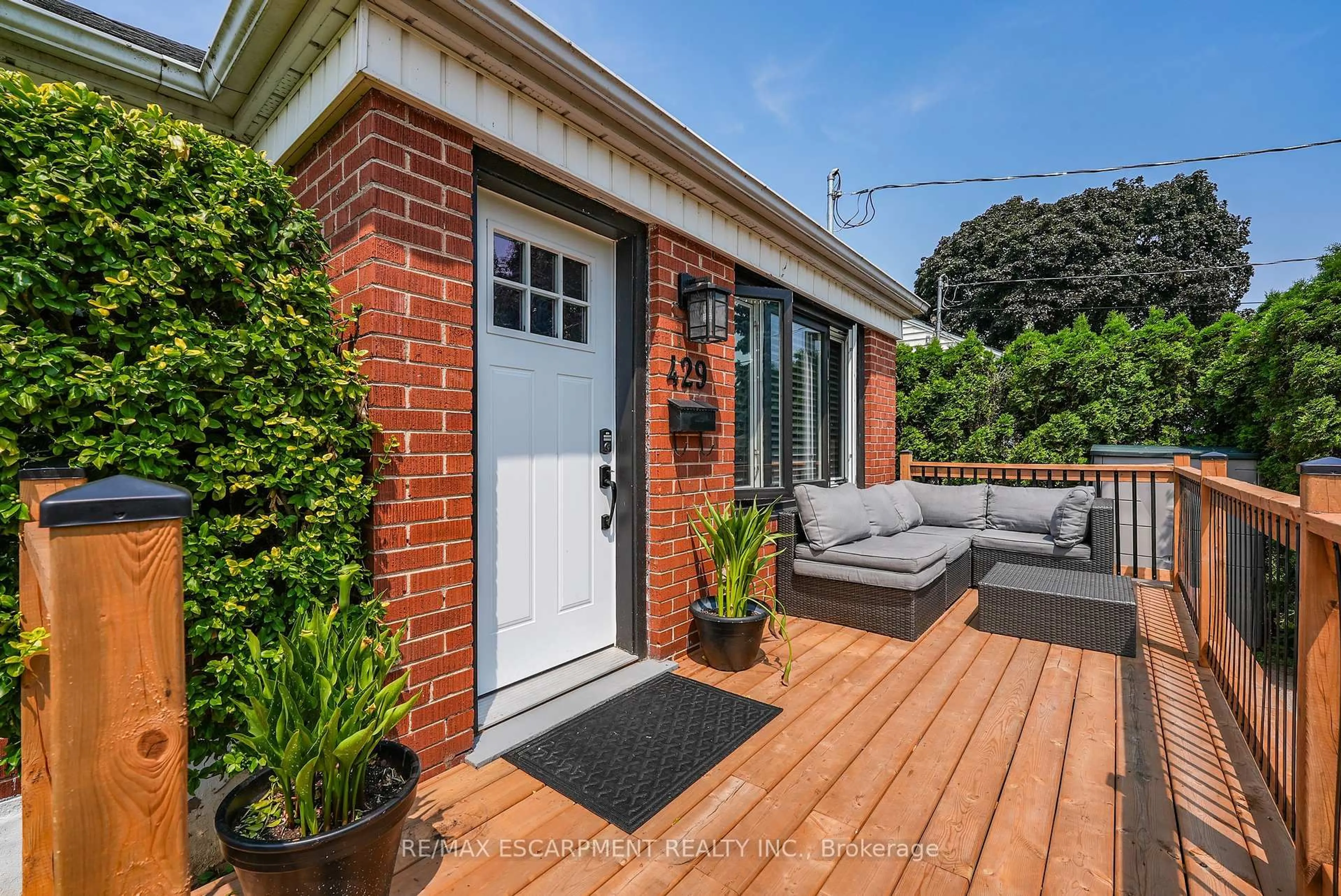 Home with brick exterior material, street for 429 Elizabeth St, Grimsby Ontario L3M 3K9