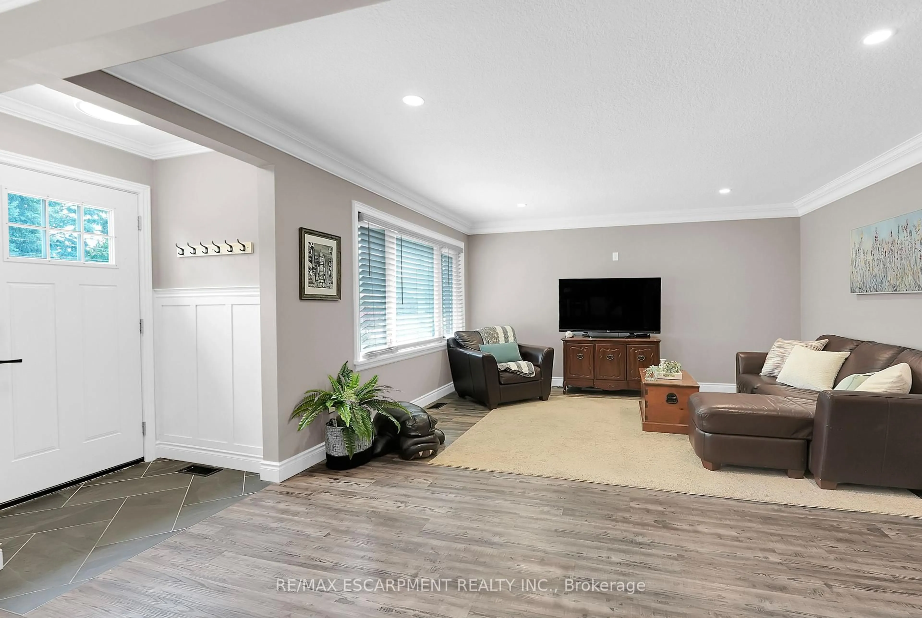 Living room with furniture, unknown for 429 Elizabeth St, Grimsby Ontario L3M 3K9