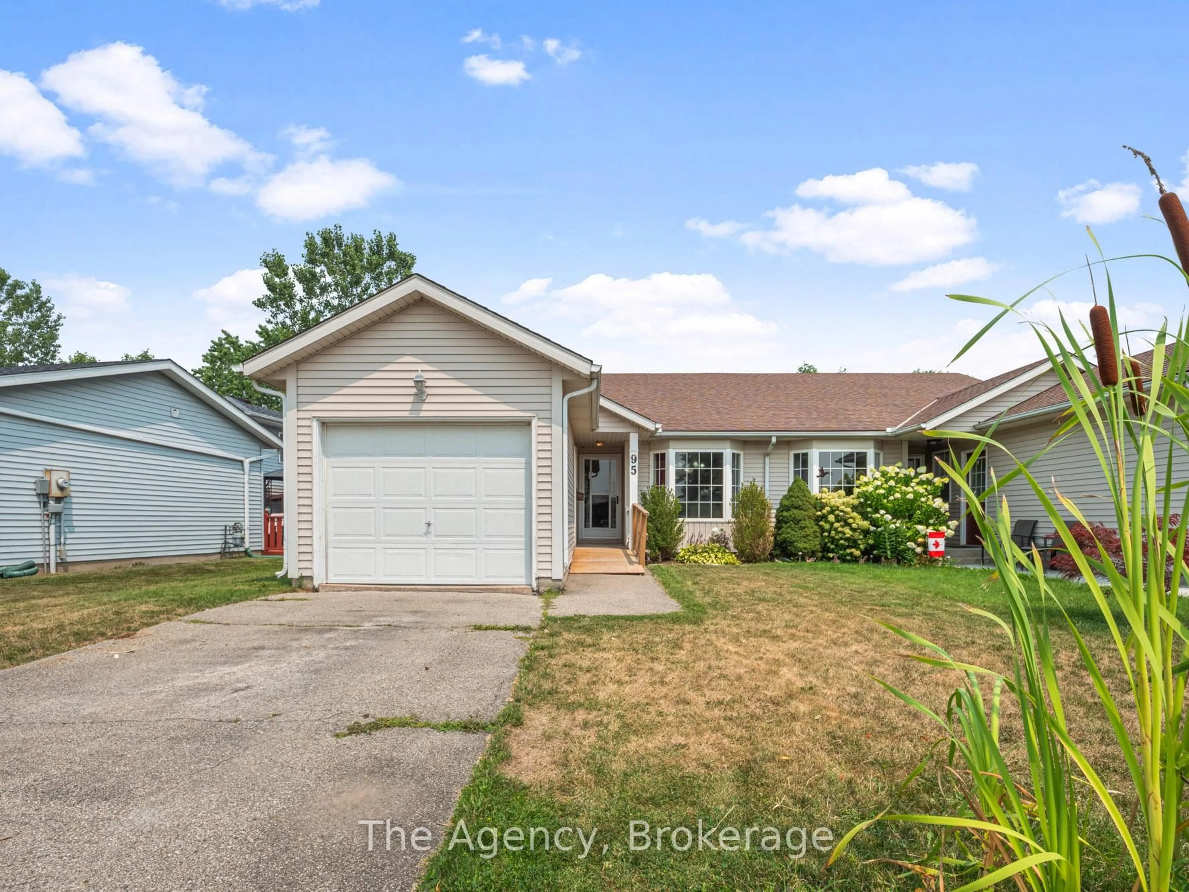 Home with vinyl exterior material, street for 95 Waterview Crt, Welland Ontario L3C 7J1
