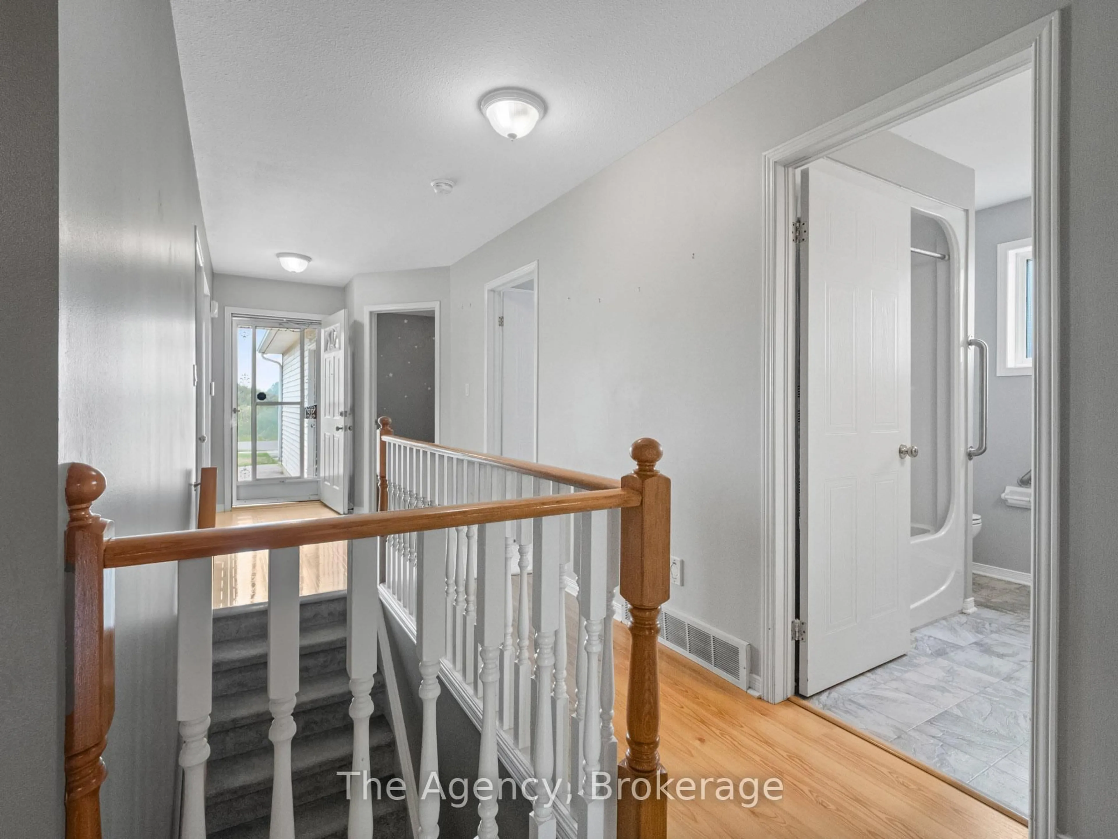 Indoor entryway for 95 Waterview Crt, Welland Ontario L3C 7J1