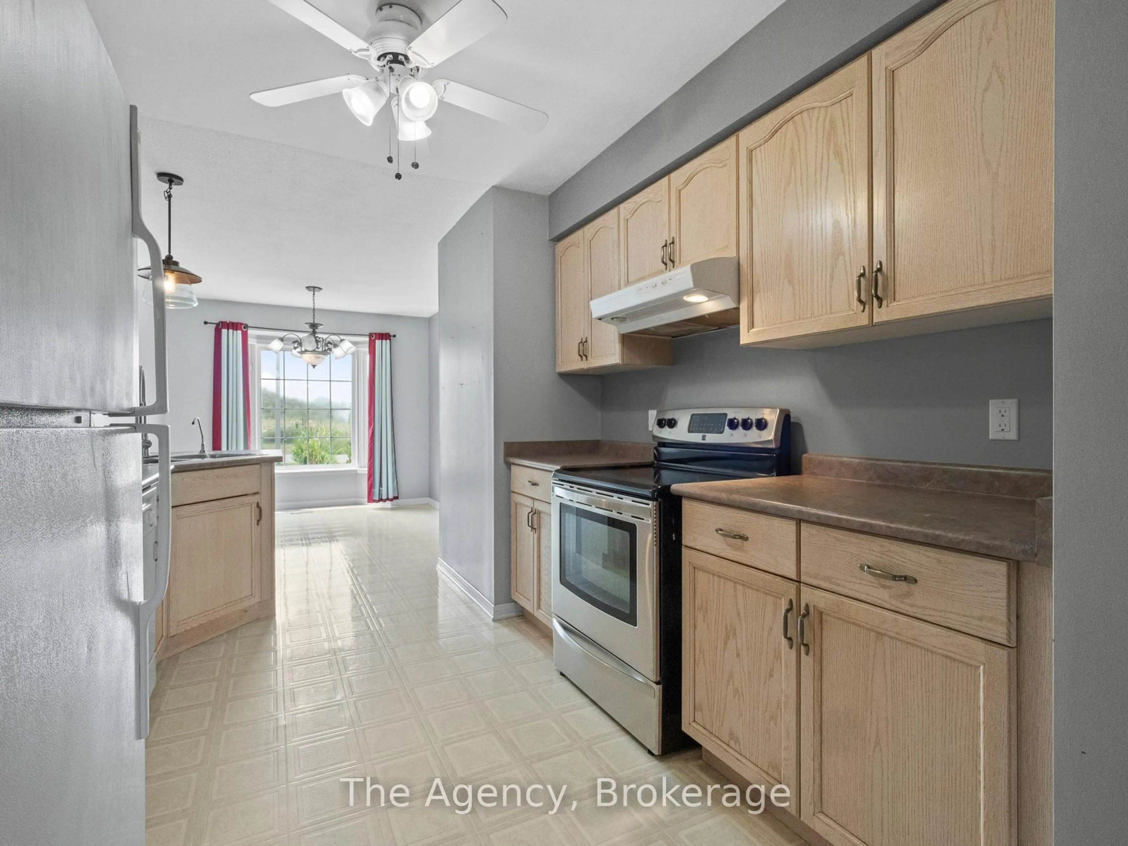 Kitchen with laundary machines, unknown for 95 Waterview Crt, Welland Ontario L3C 7J1