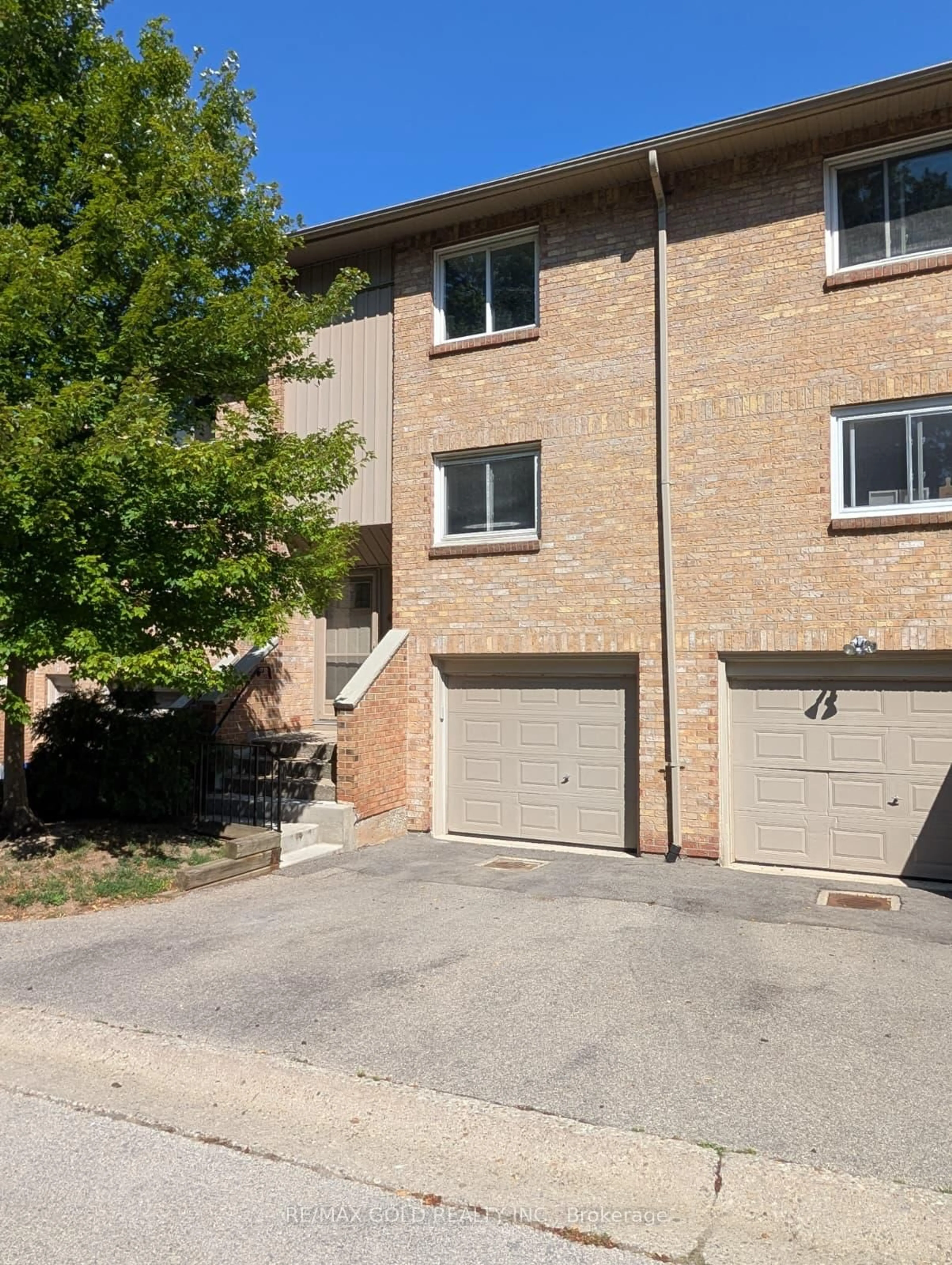 A pic from outside/outdoor area/front of a property/back of a property/a pic from drone, street for 63 FONTHILL Rd #5, Hamilton Ontario L9C 6T1