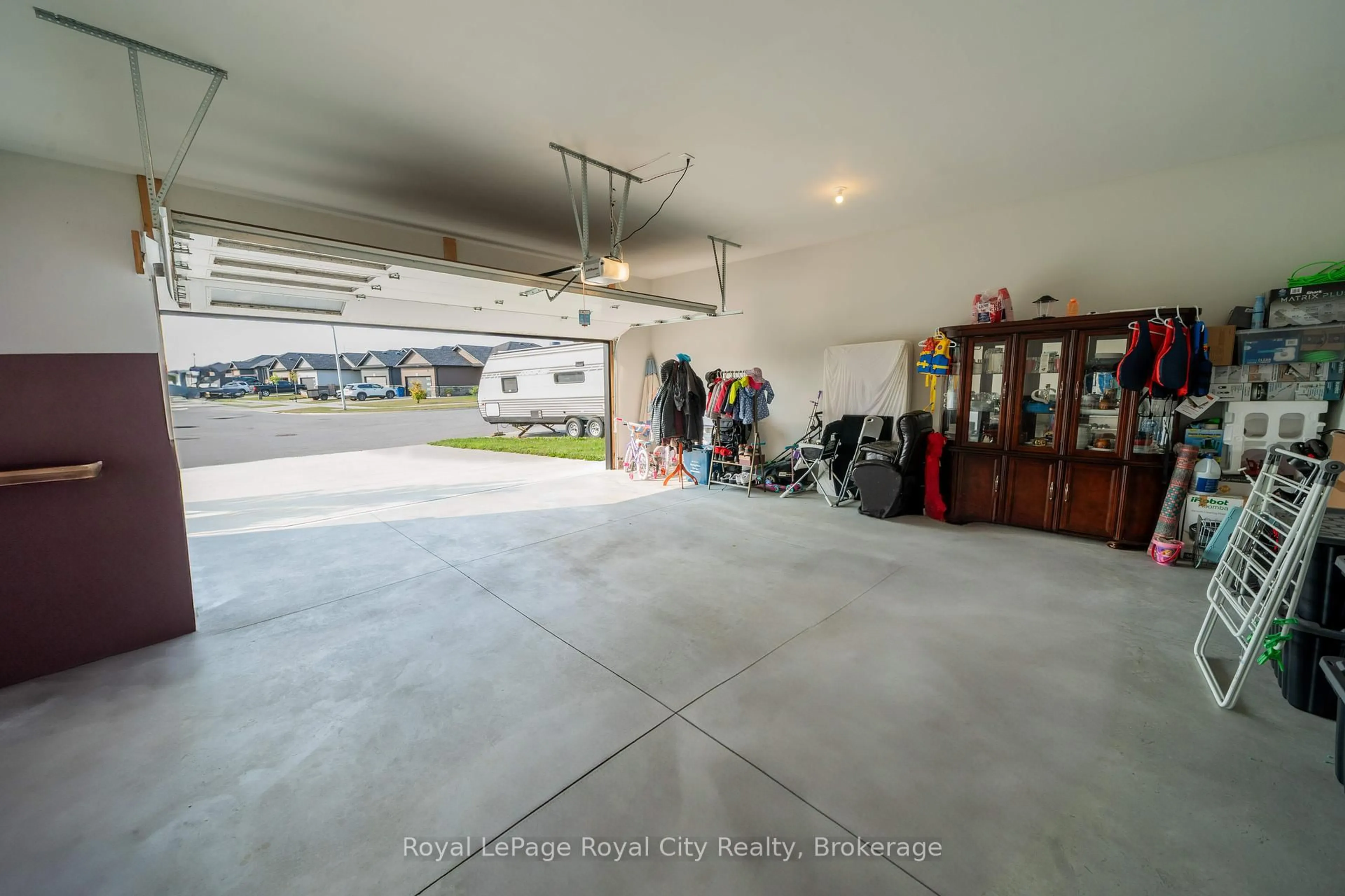 Indoor garage for 244 Moonstone Cres, Chatham-Kent Ontario N7M 0S1