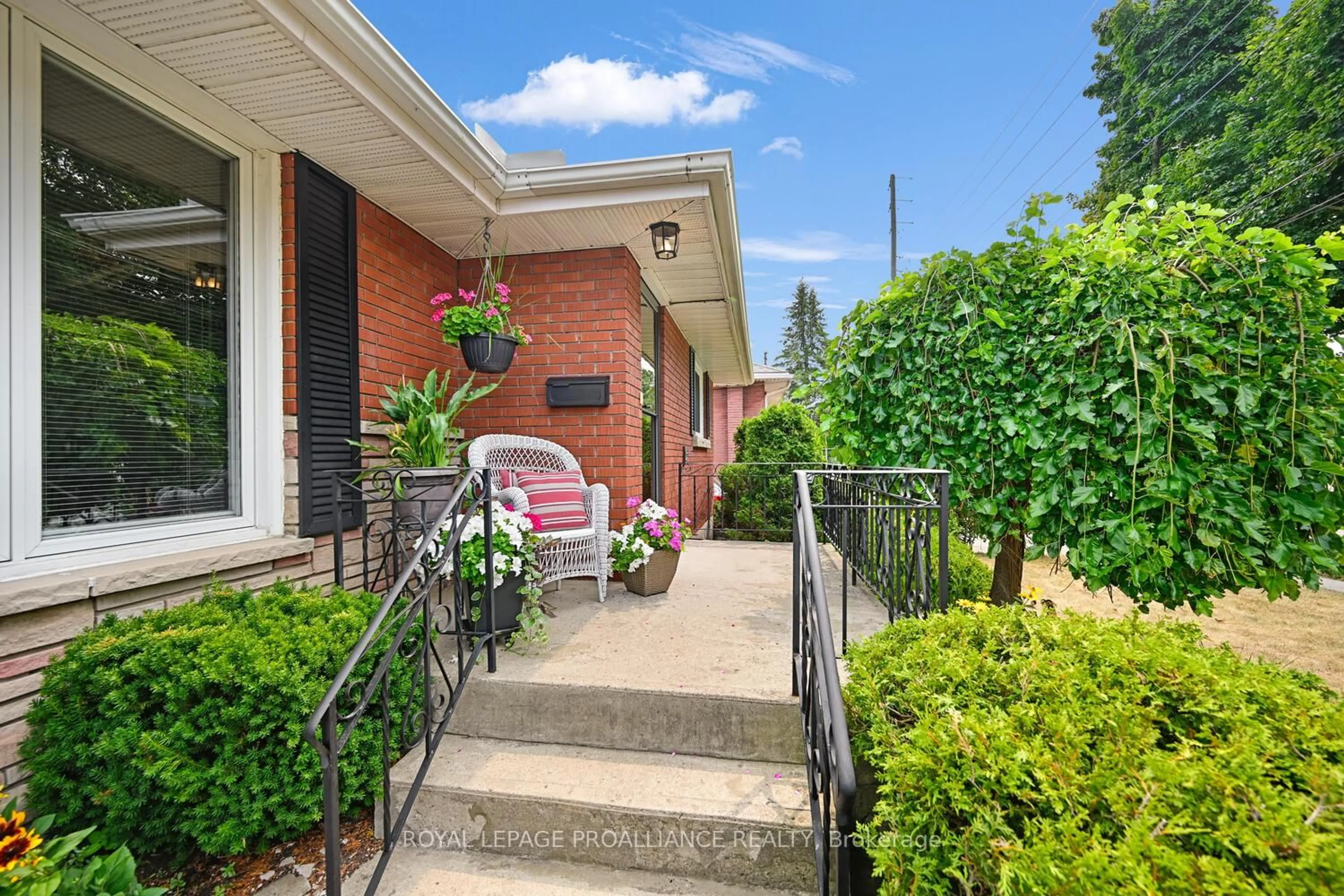 Patio, street for 89 Stewart Blvd, Brockville Ontario K6V 4W2