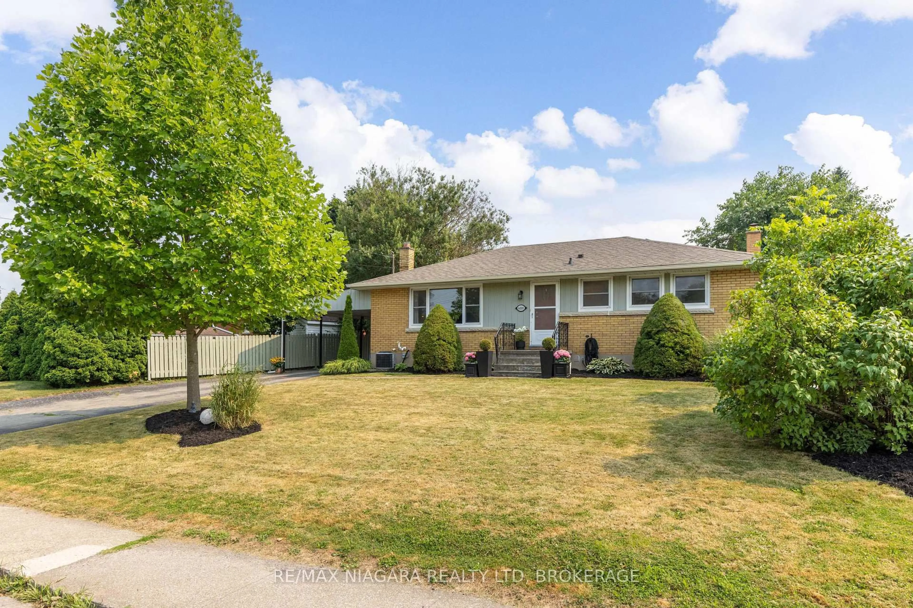 Home with vinyl exterior material, street for 6000 Mayfair Dr, Niagara Falls Ontario L2J 1V6