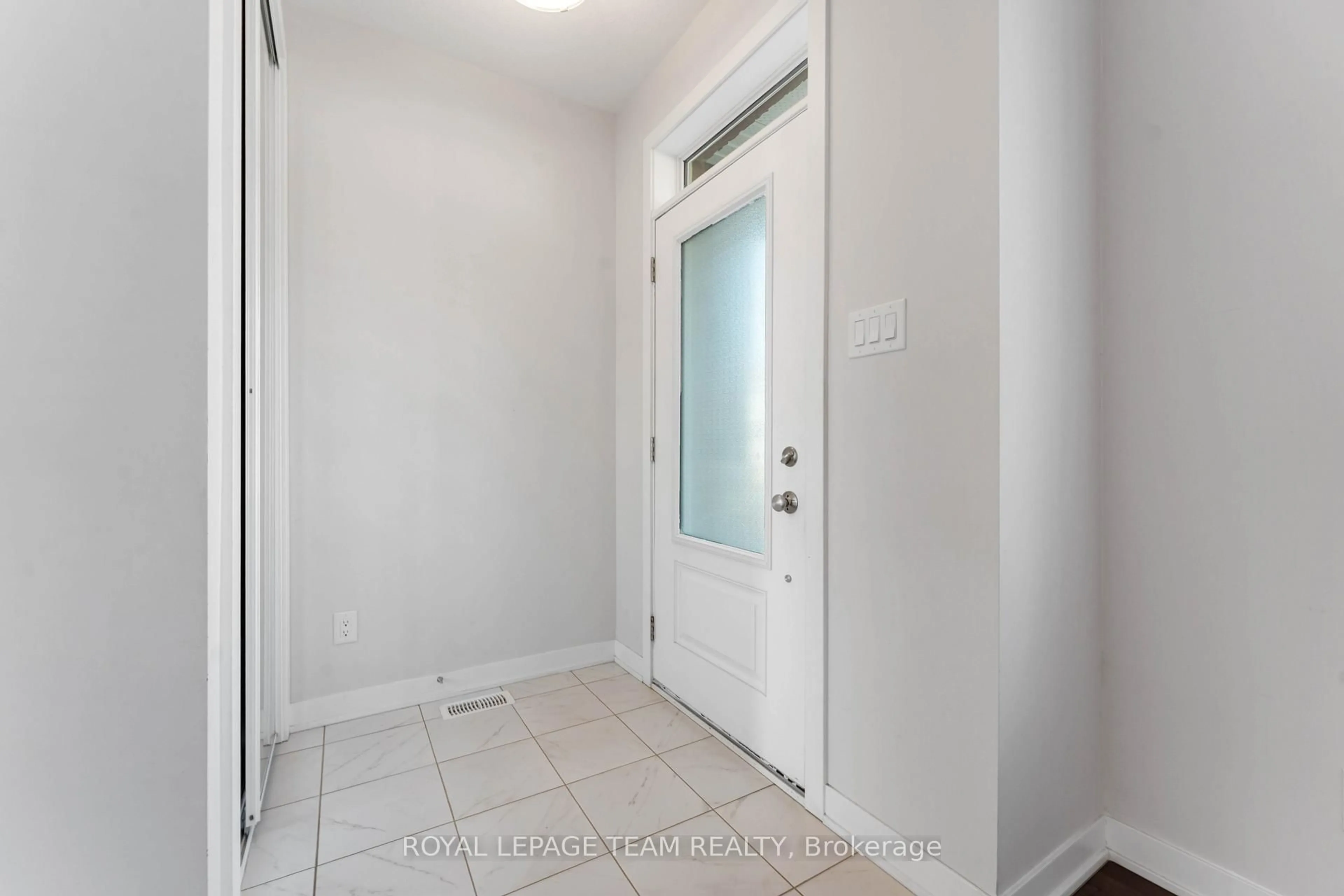 Indoor entryway for 3040 Travertine Way, Ottawa Ontario K2J 6W9