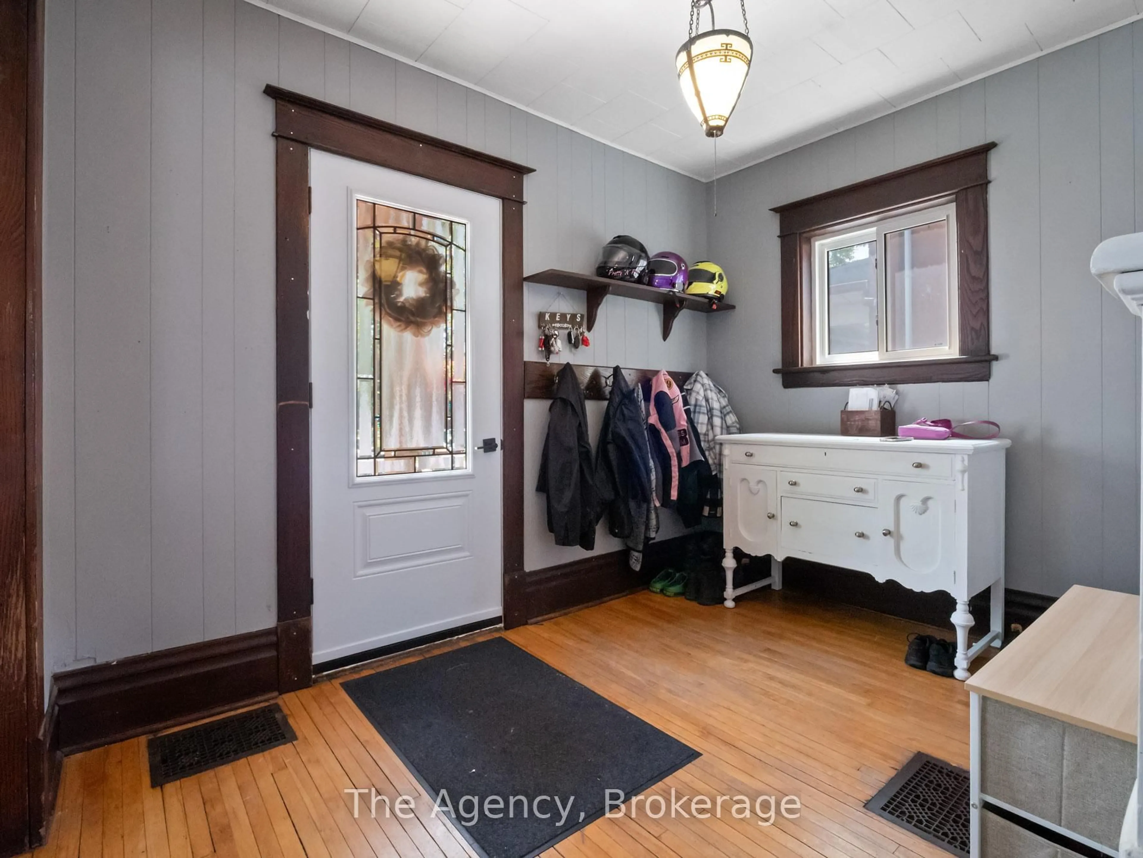 Indoor entryway for 48 Grove St, Welland Ontario L3B 4B4