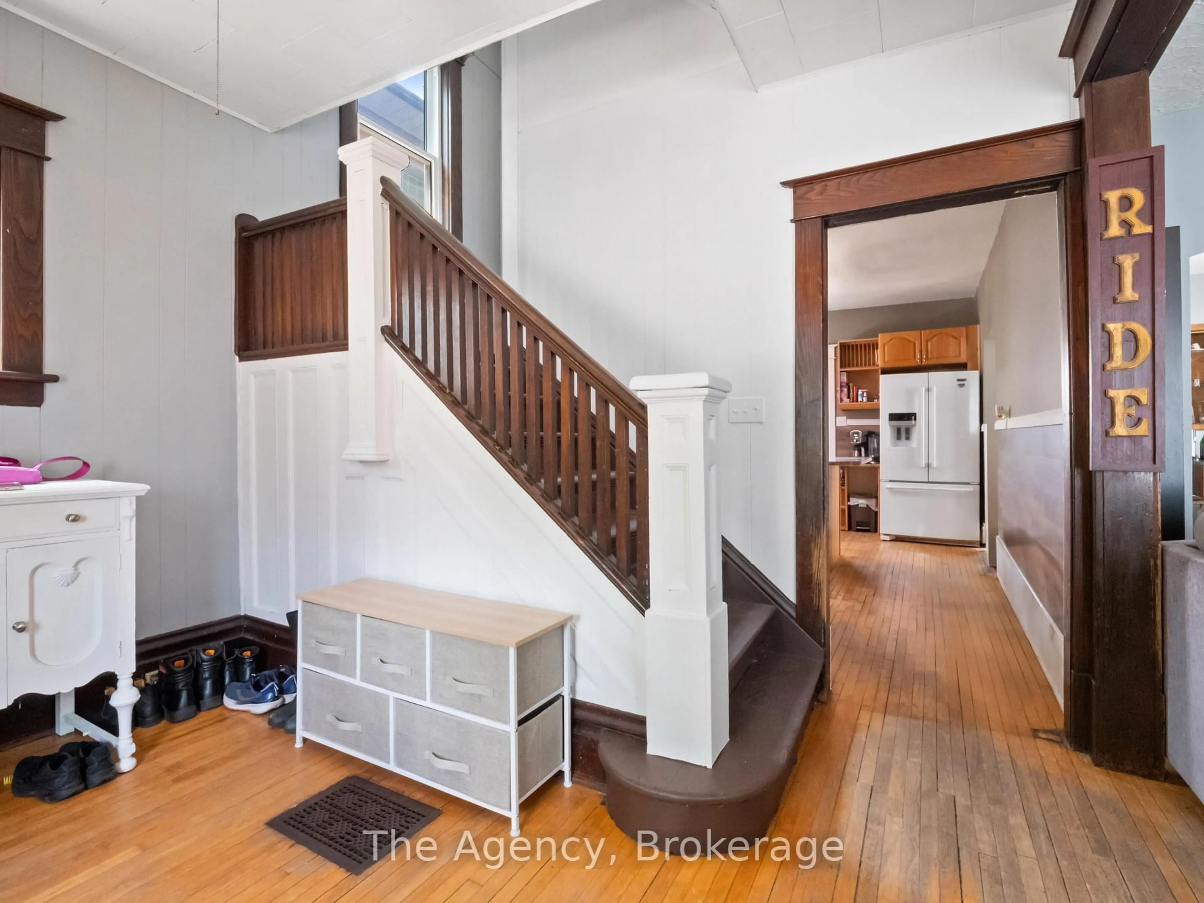 Indoor entryway for 48 Grove St, Welland Ontario L3B 4B4