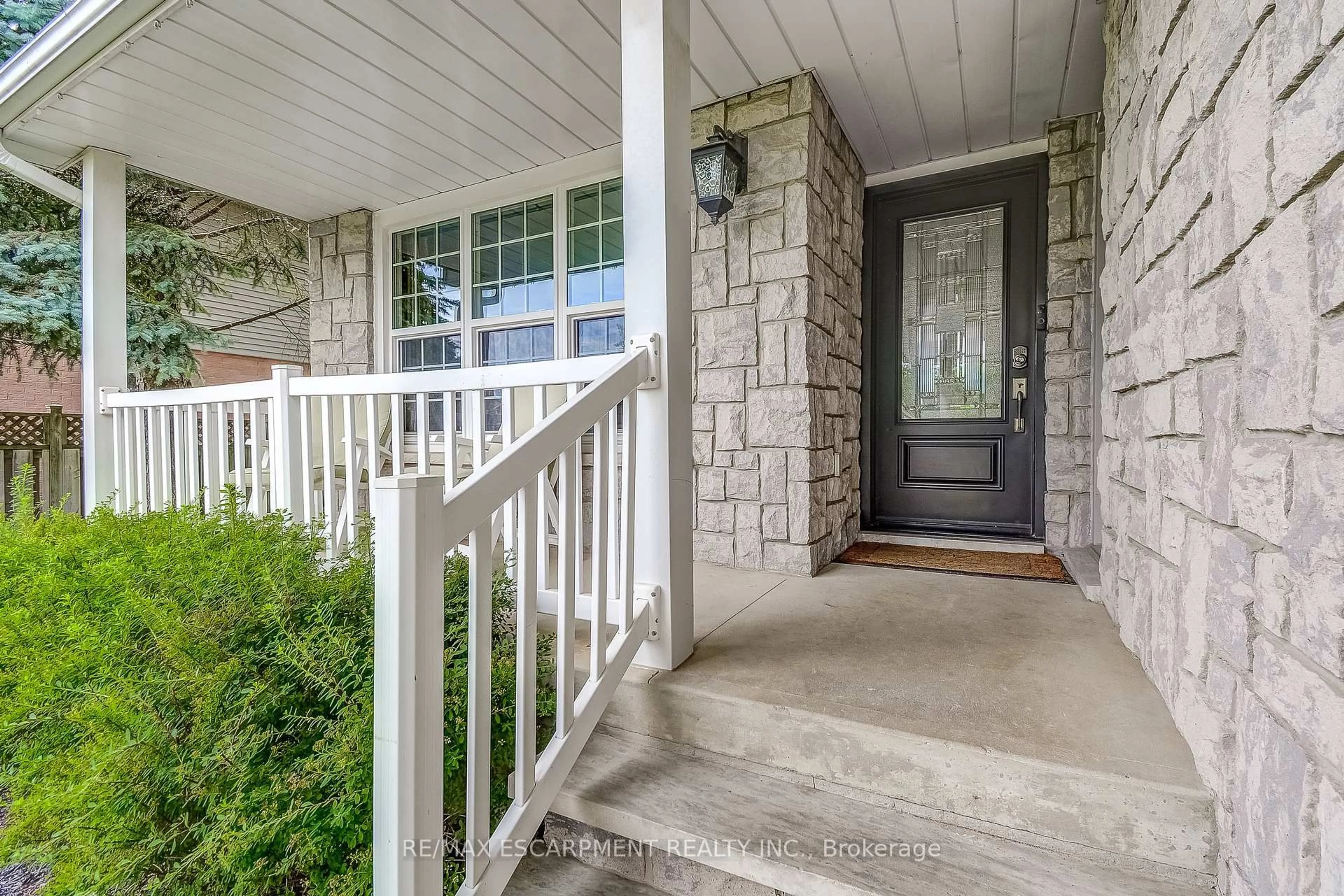 Indoor entryway for 37 Culotta Dr, Hamilton Ontario L8B 0G9