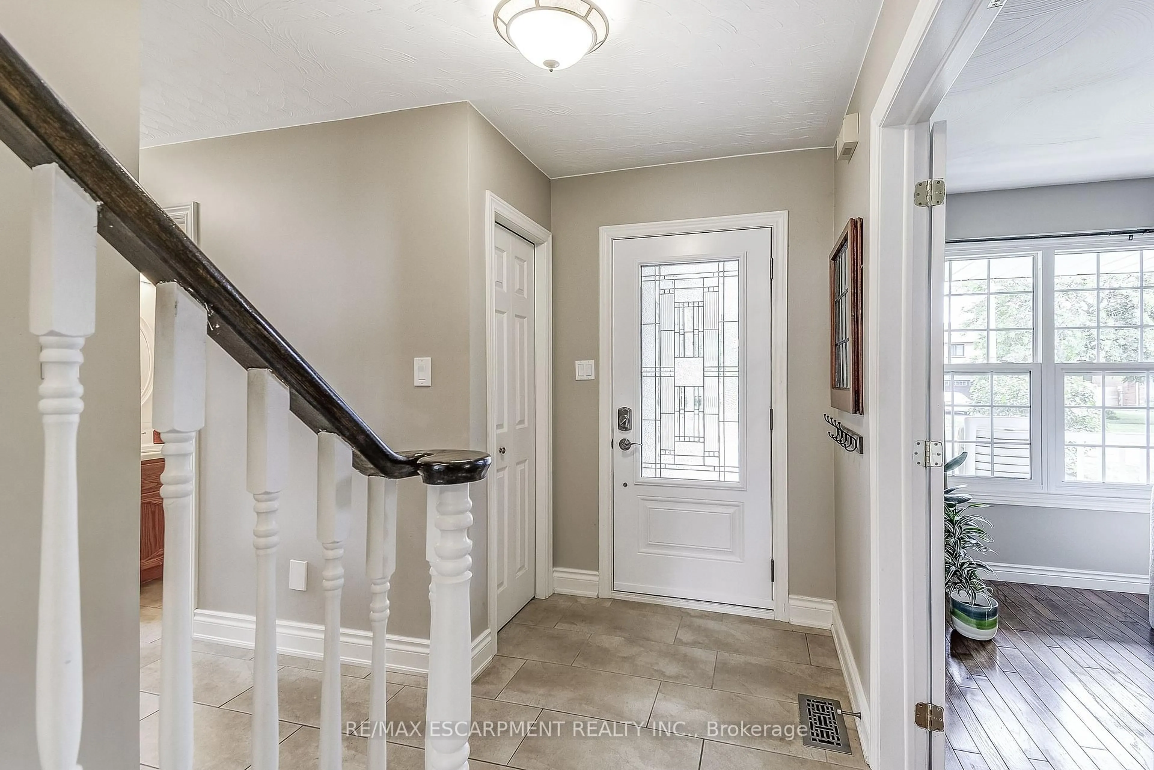 Indoor entryway for 37 Culotta Dr, Hamilton Ontario L8B 0G9