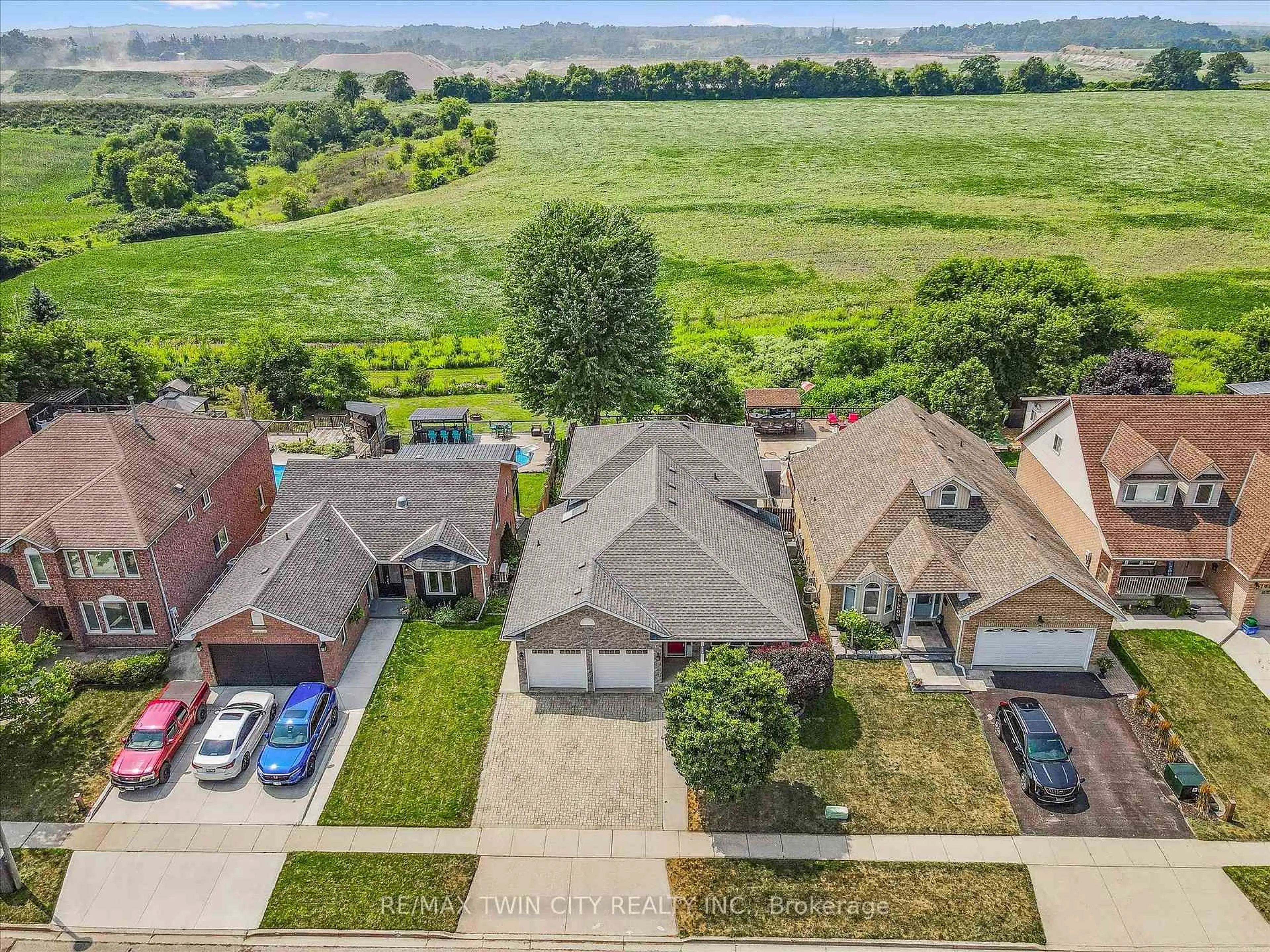 A pic from outside/outdoor area/front of a property/back of a property/a pic from drone, unknown for 114 Delavan Dr, Cambridge Ontario N1S 4S3