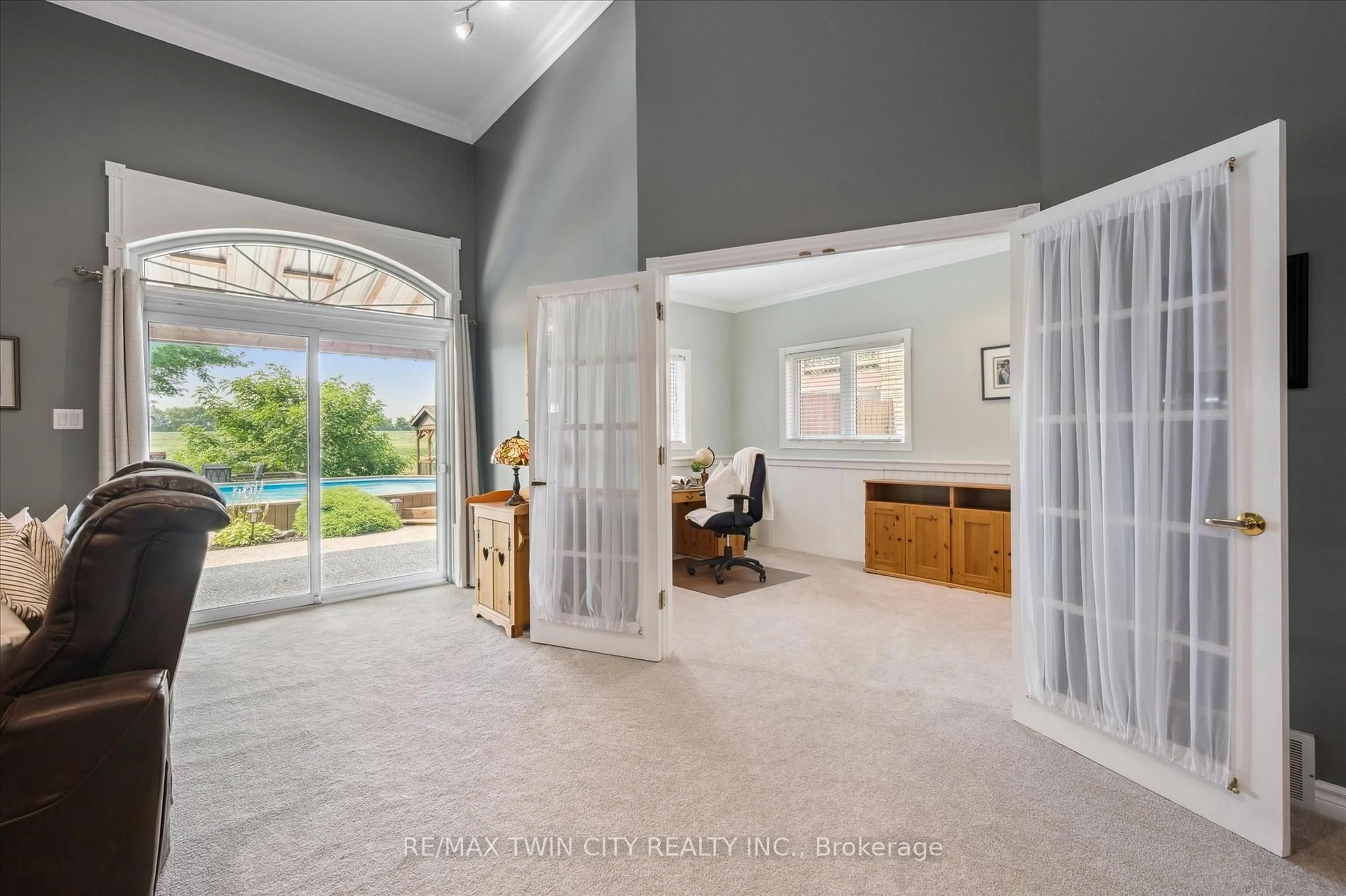 Indoor entryway for 114 Delavan Dr, Cambridge Ontario N1S 4S3