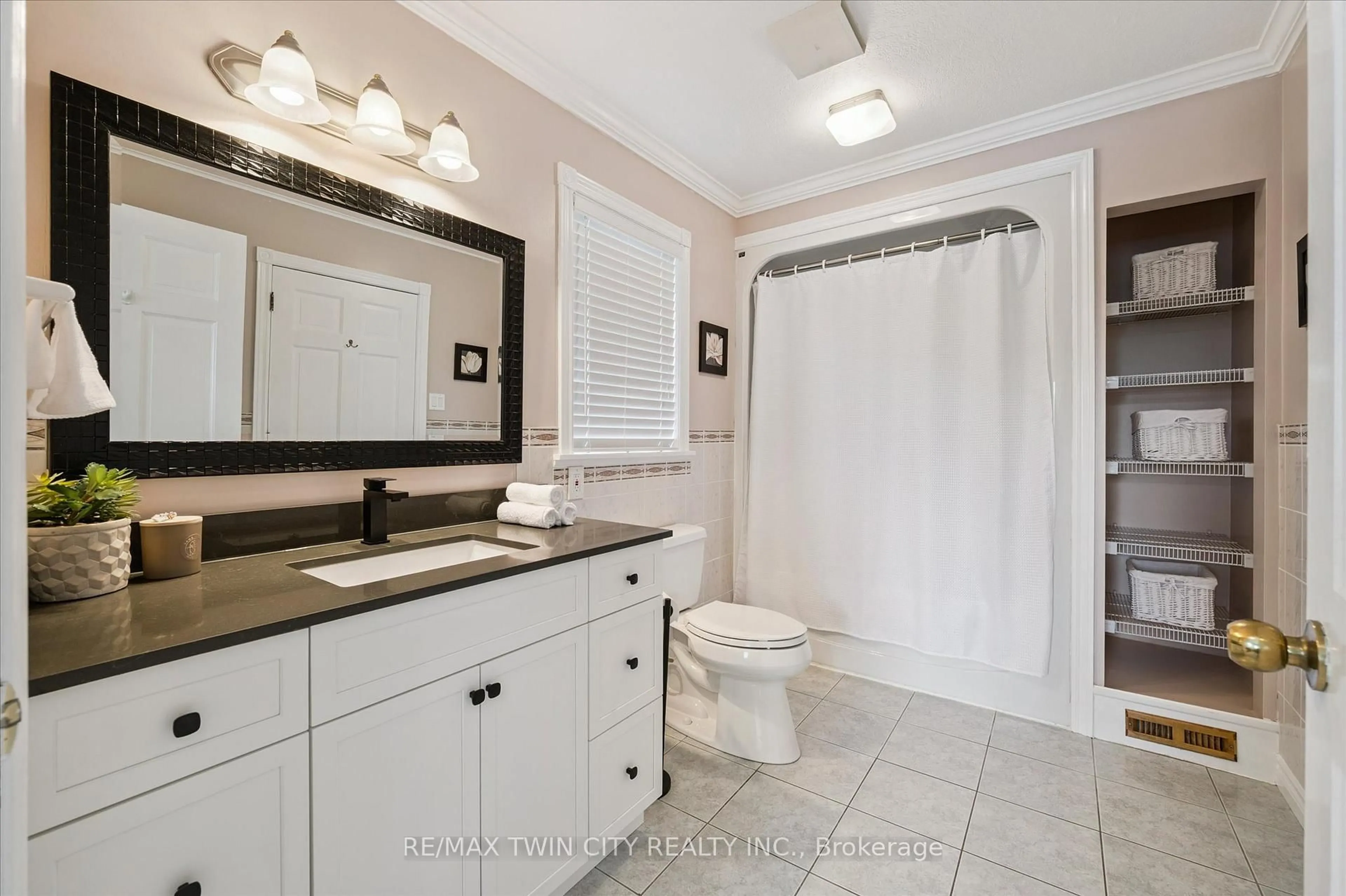 Standard bathroom, ceramic/tile floor for 114 Delavan Dr, Cambridge Ontario N1S 4S3