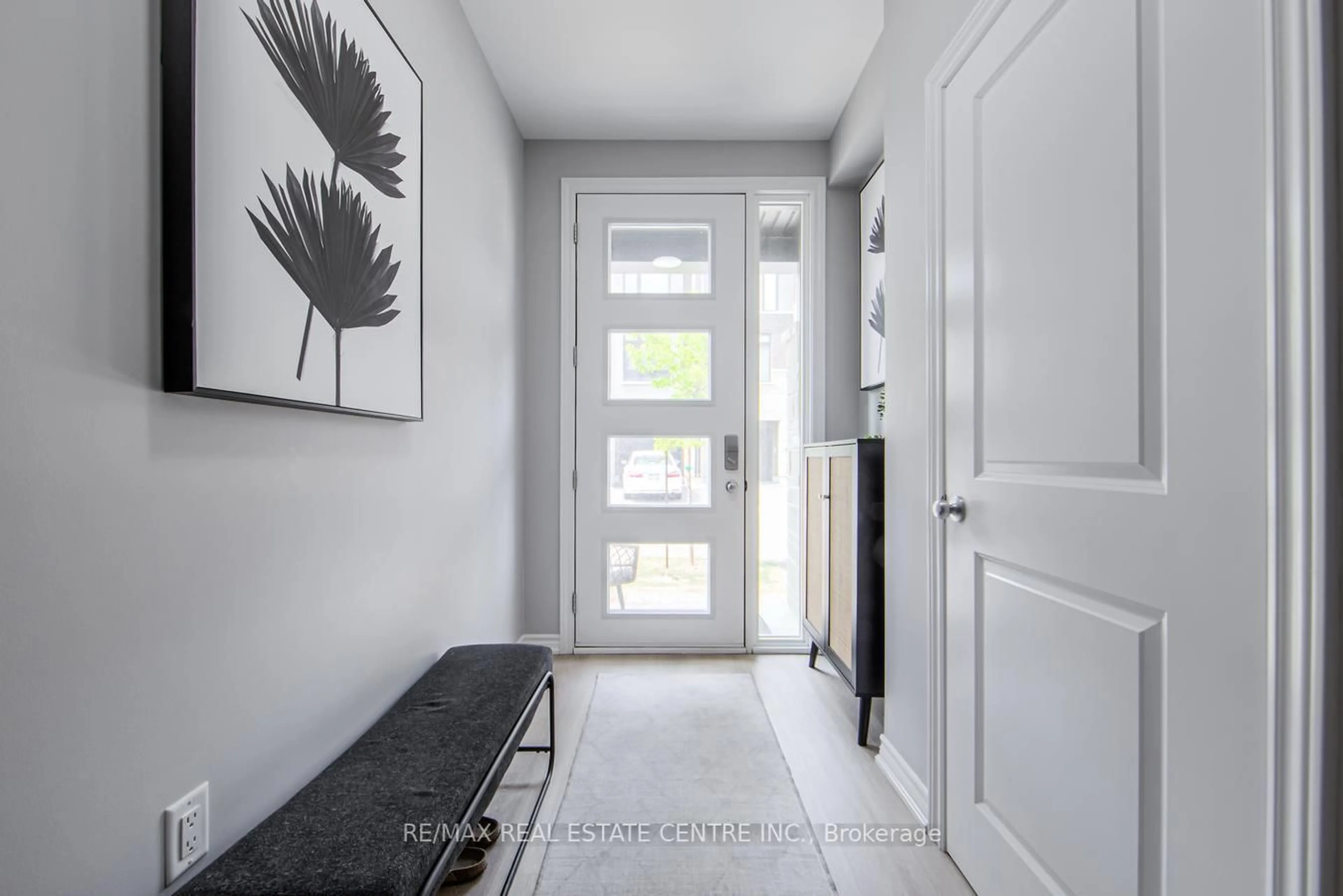 Indoor entryway for 52 SENTINEL Lane, Hamilton Ontario L9C 0E8