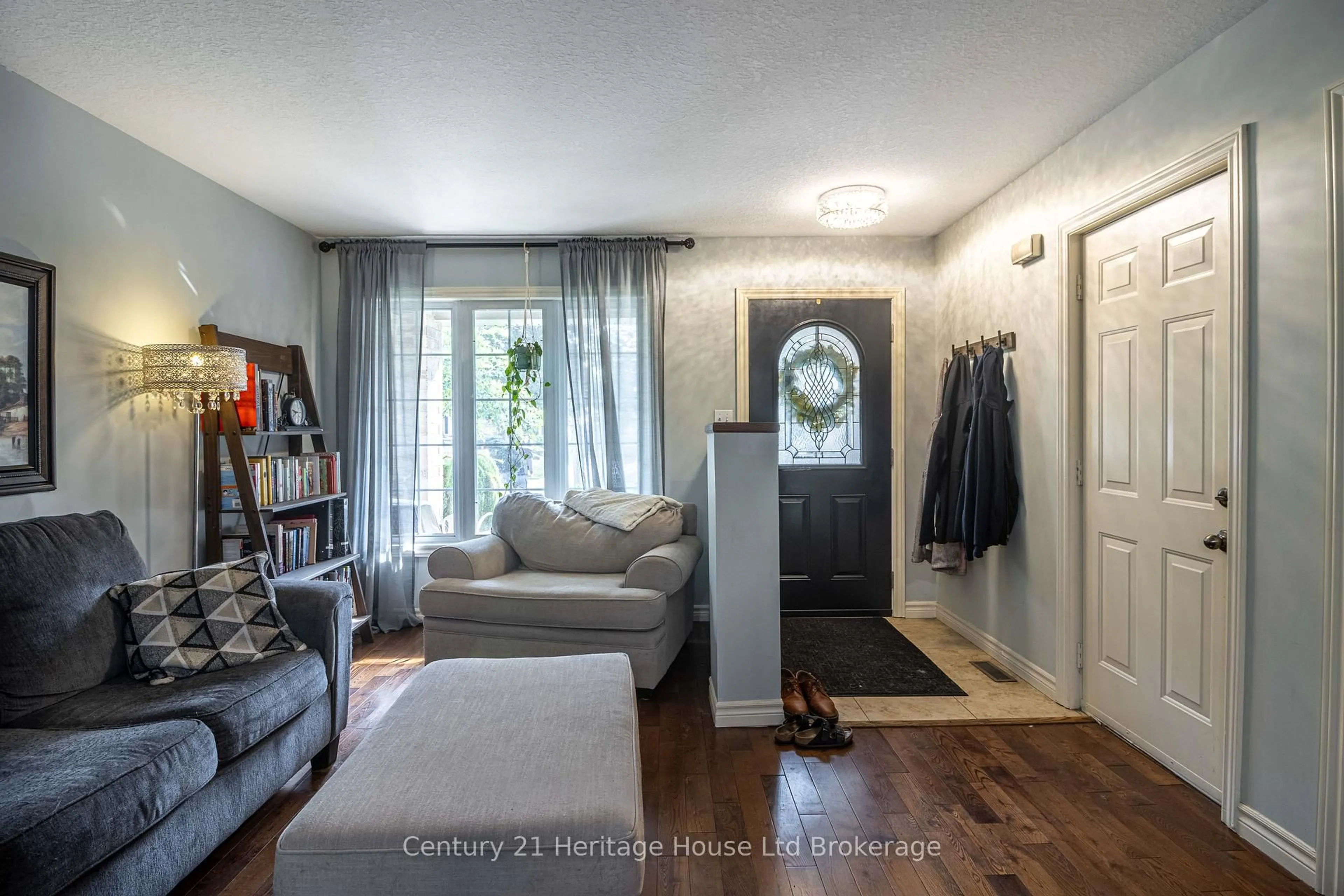 Indoor entryway for 305 Hungerford St, London East Ontario N5W 6E3