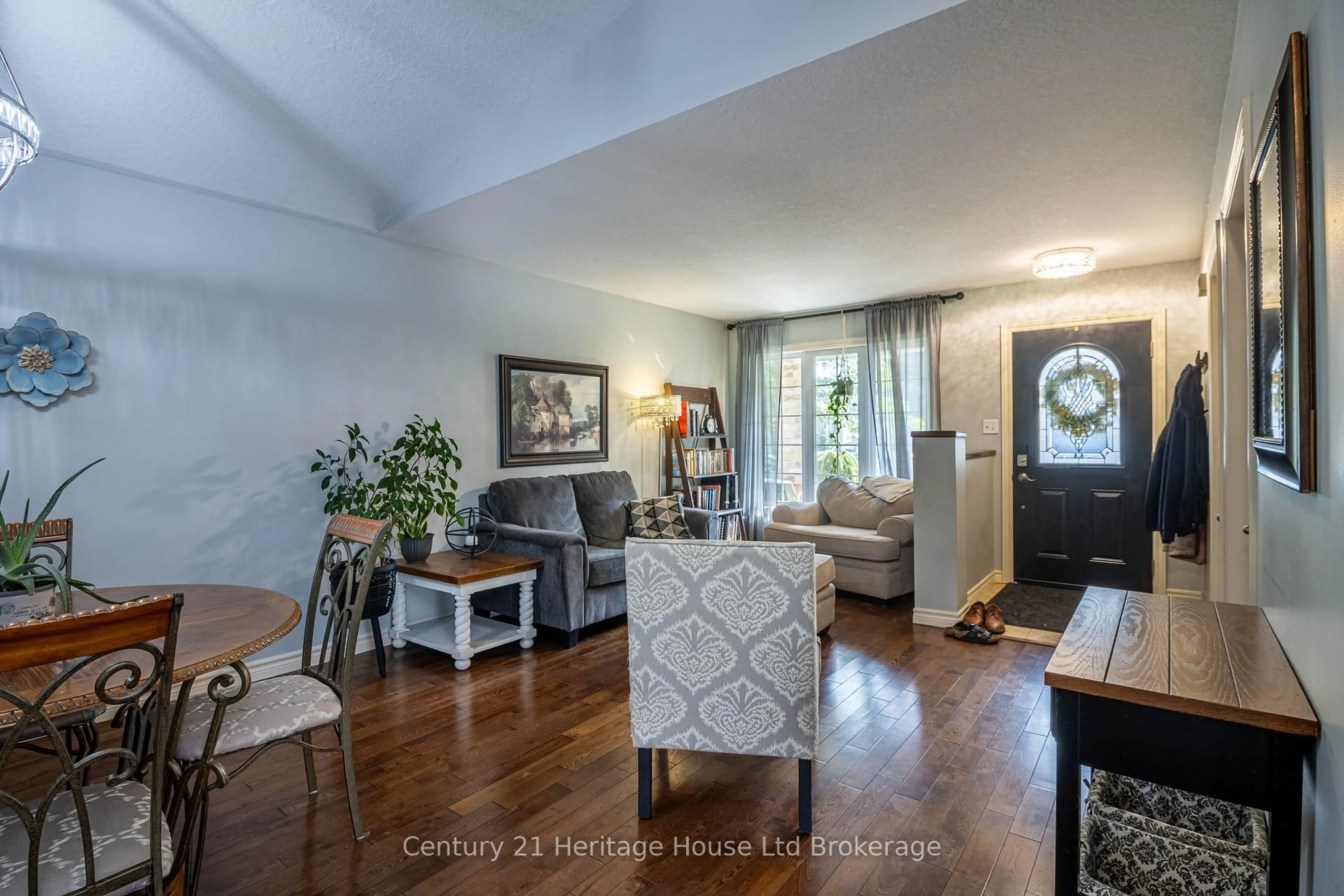 Living room with furniture, wood/laminate floor for 305 Hungerford St, London East Ontario N5W 6E3