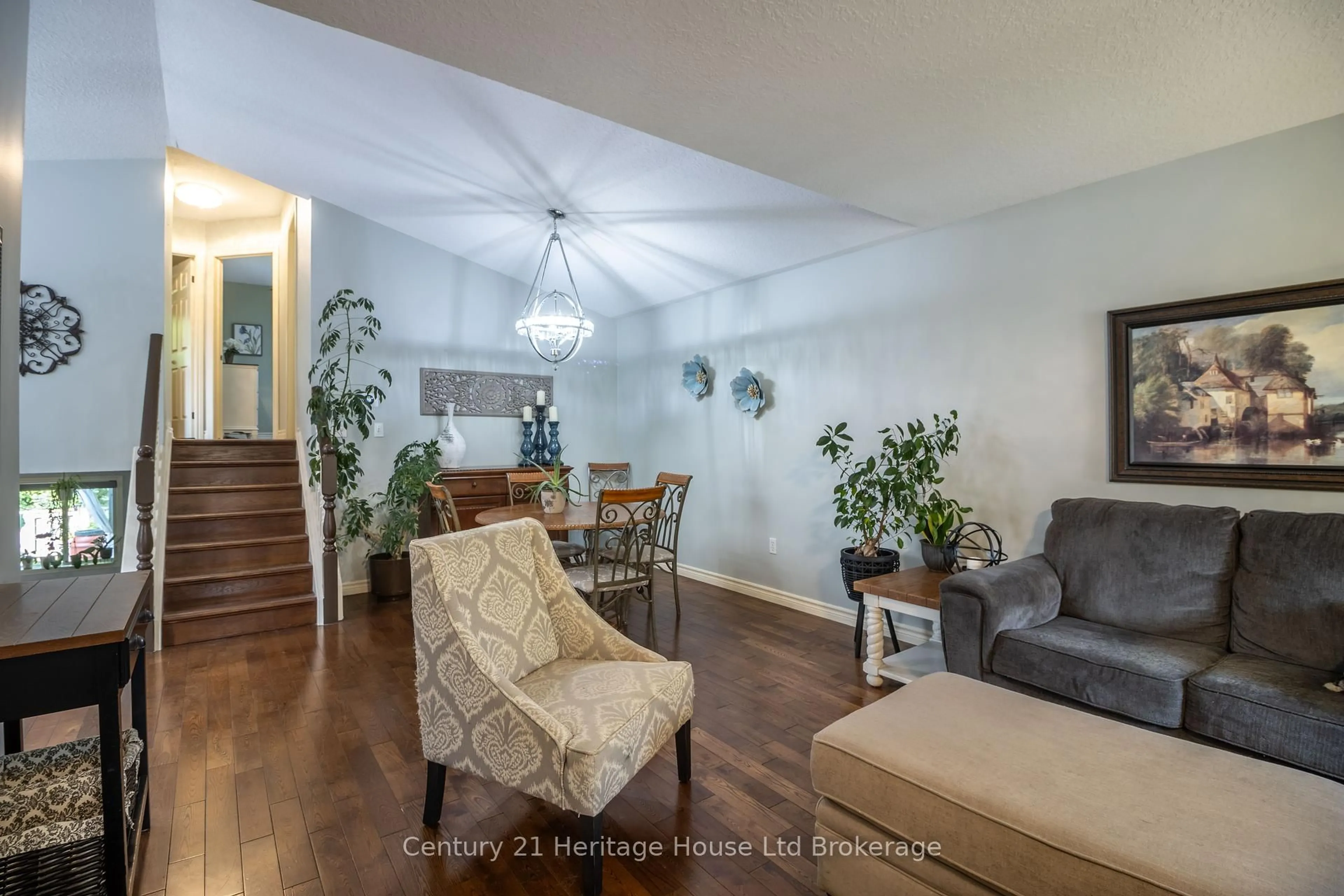 Living room with furniture, wood/laminate floor for 305 Hungerford St, London East Ontario N5W 6E3