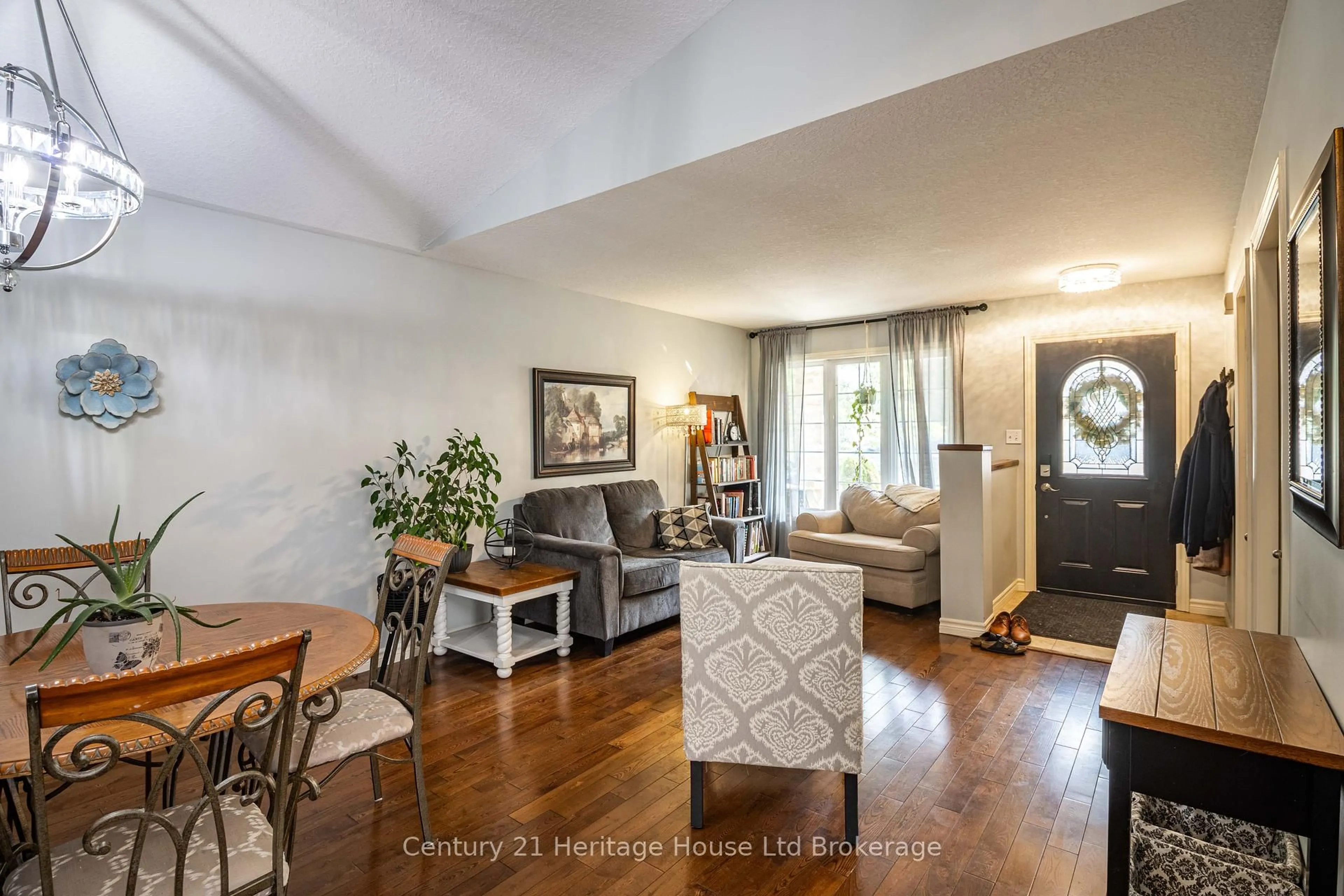 Living room with furniture, wood/laminate floor for 305 Hungerford St, London East Ontario N5W 6E3