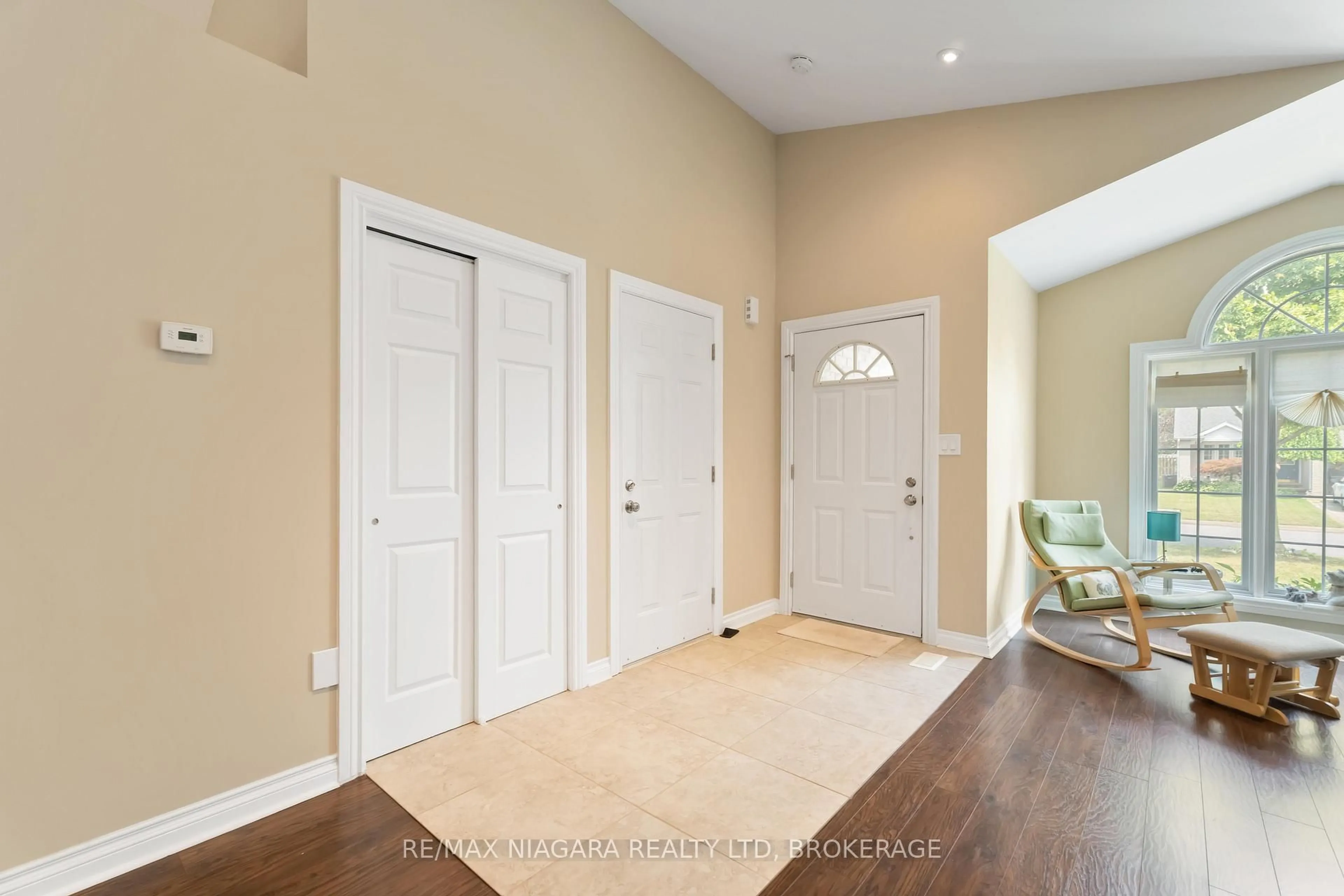 Indoor entryway for 7551 Canterbury Cres, Niagara Falls Ontario L2H 3E7