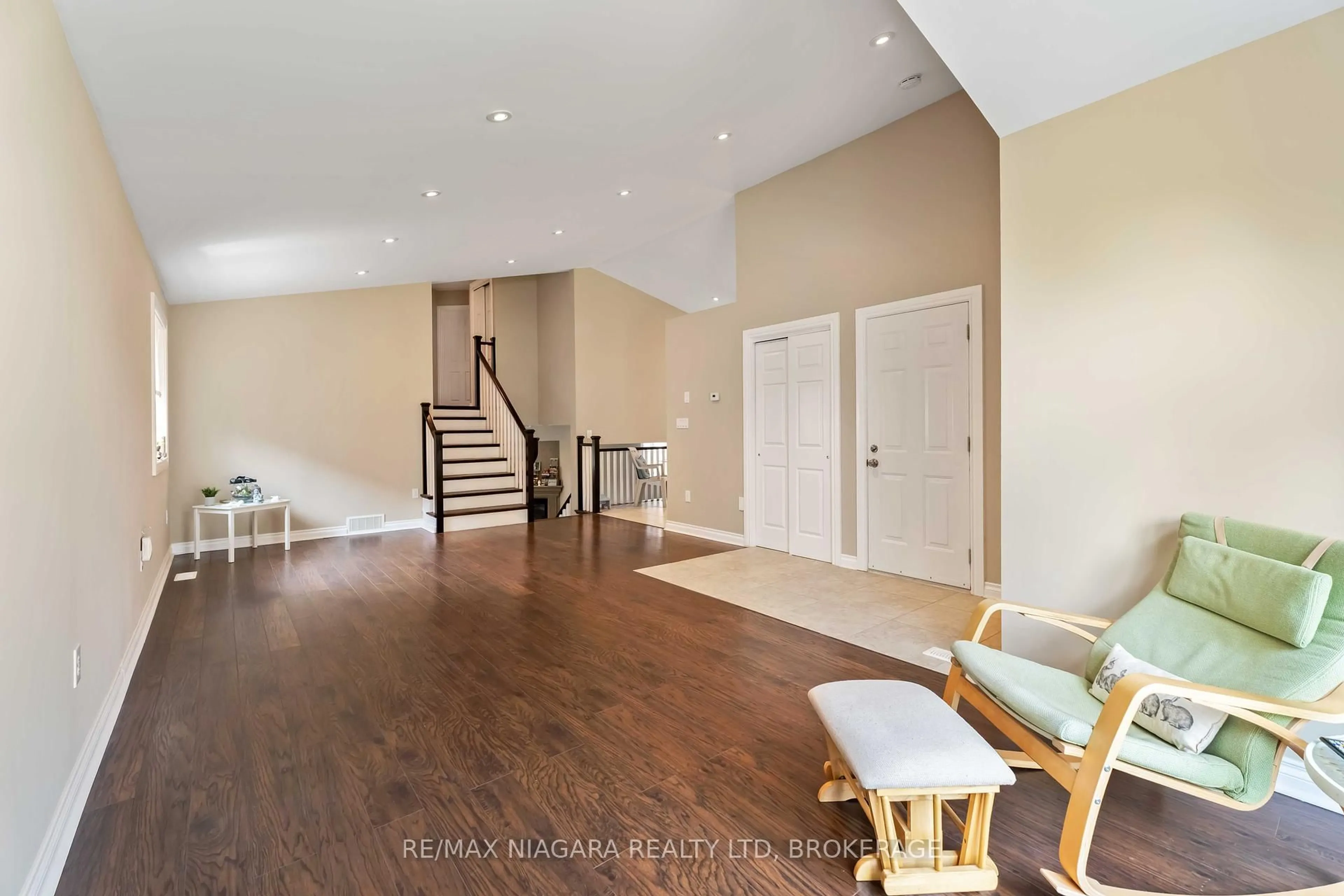 Indoor foyer for 7551 Canterbury Cres, Niagara Falls Ontario L2H 3E7
