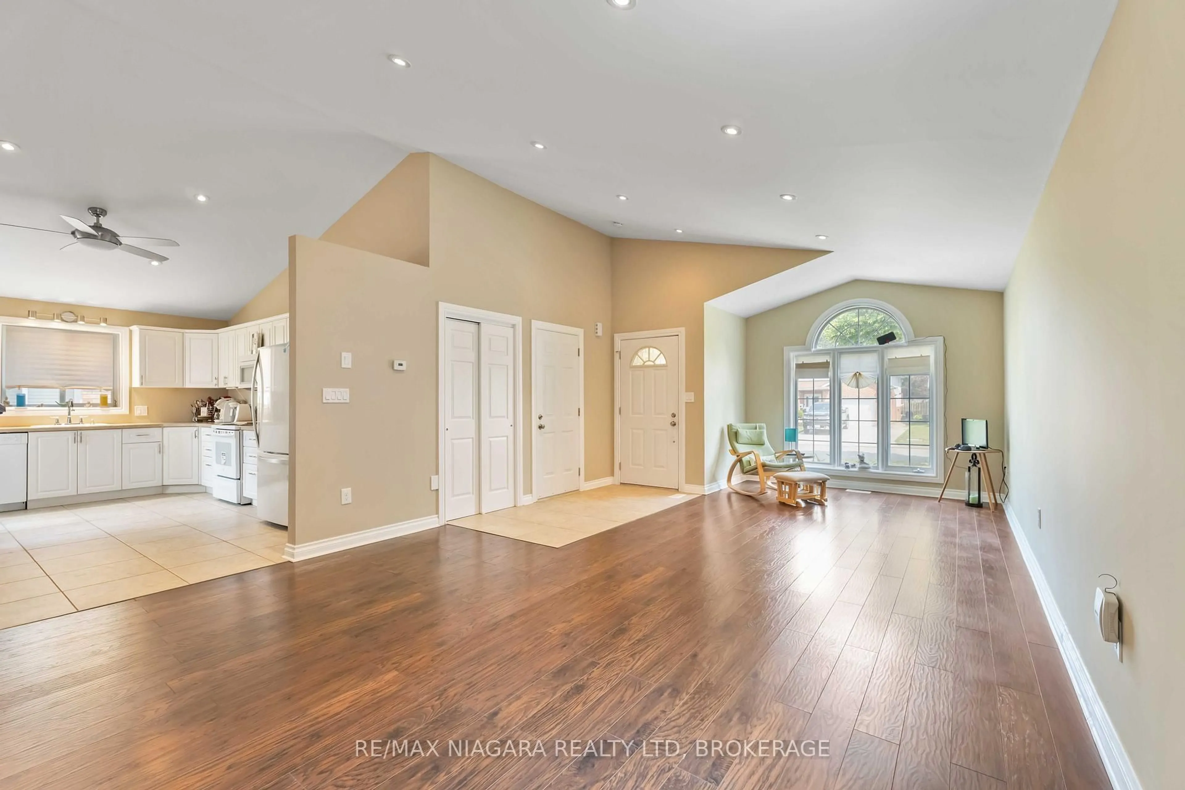 Indoor entryway for 7551 Canterbury Cres, Niagara Falls Ontario L2H 3E7