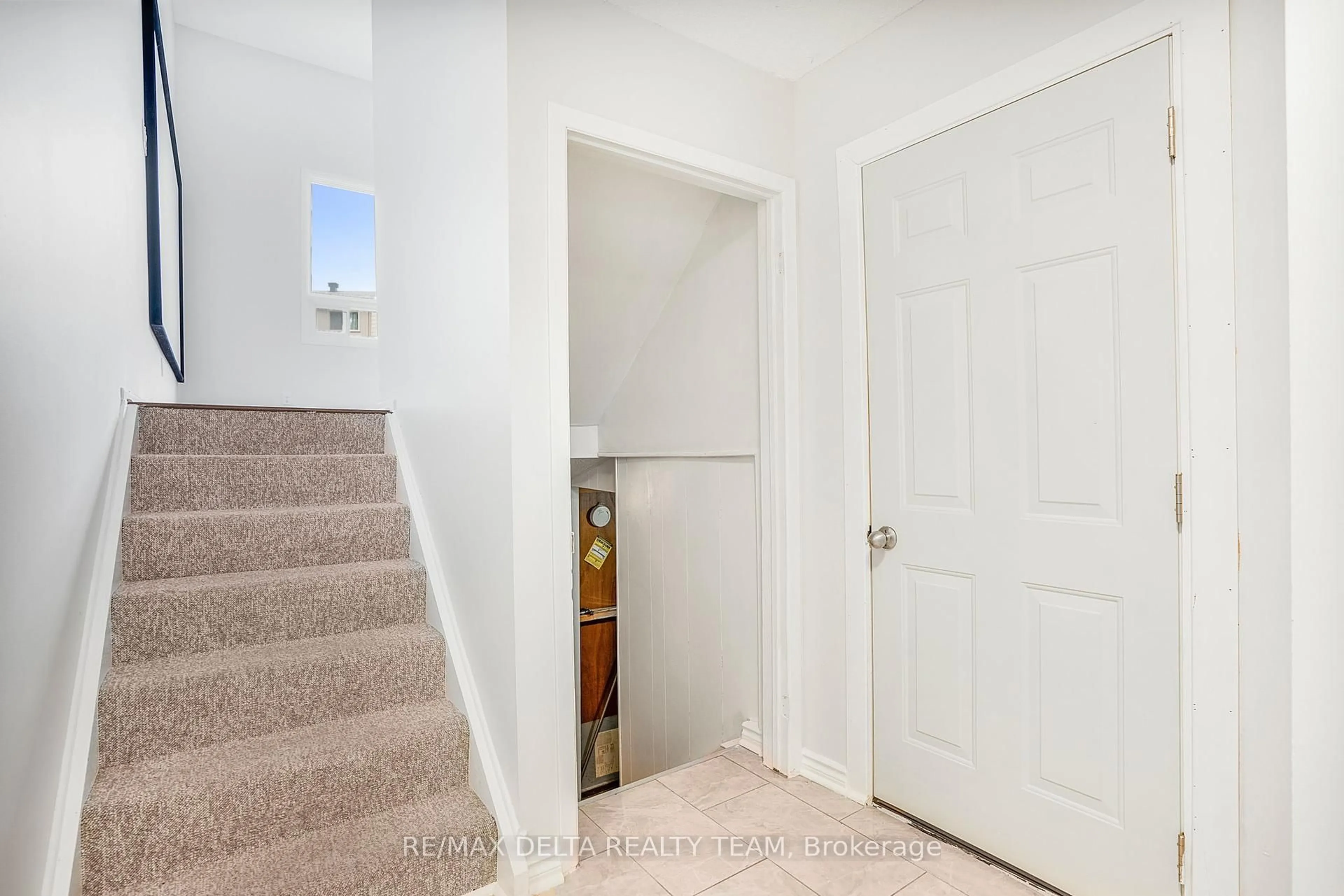 Indoor entryway for 2115 Erinbrook Cres #49, Ottawa Ontario K1B 4J5