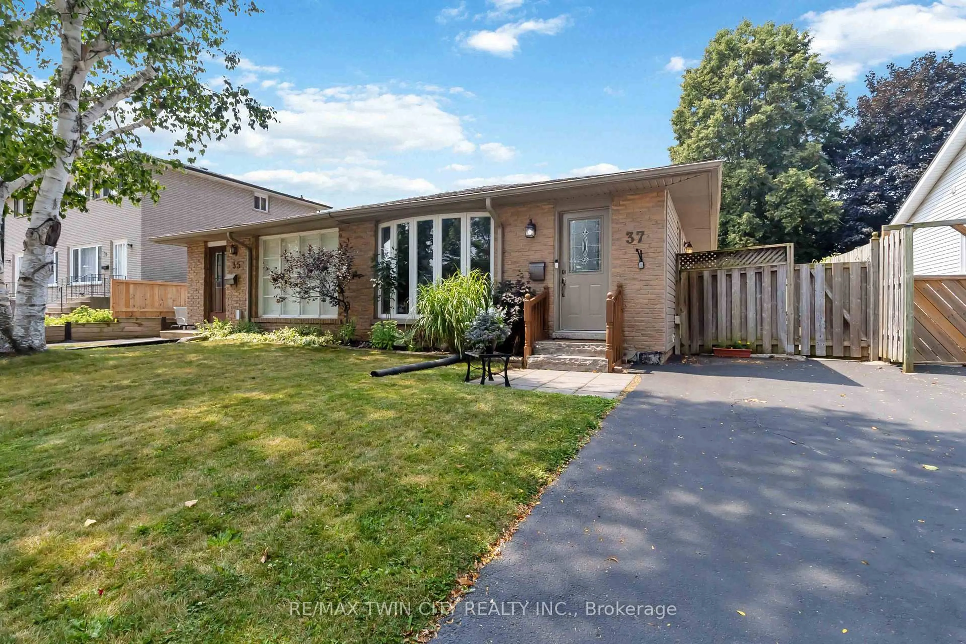 Home with brick exterior material, street for 37 Ivanhoe Rd, Brantford Ontario N3R 6V1