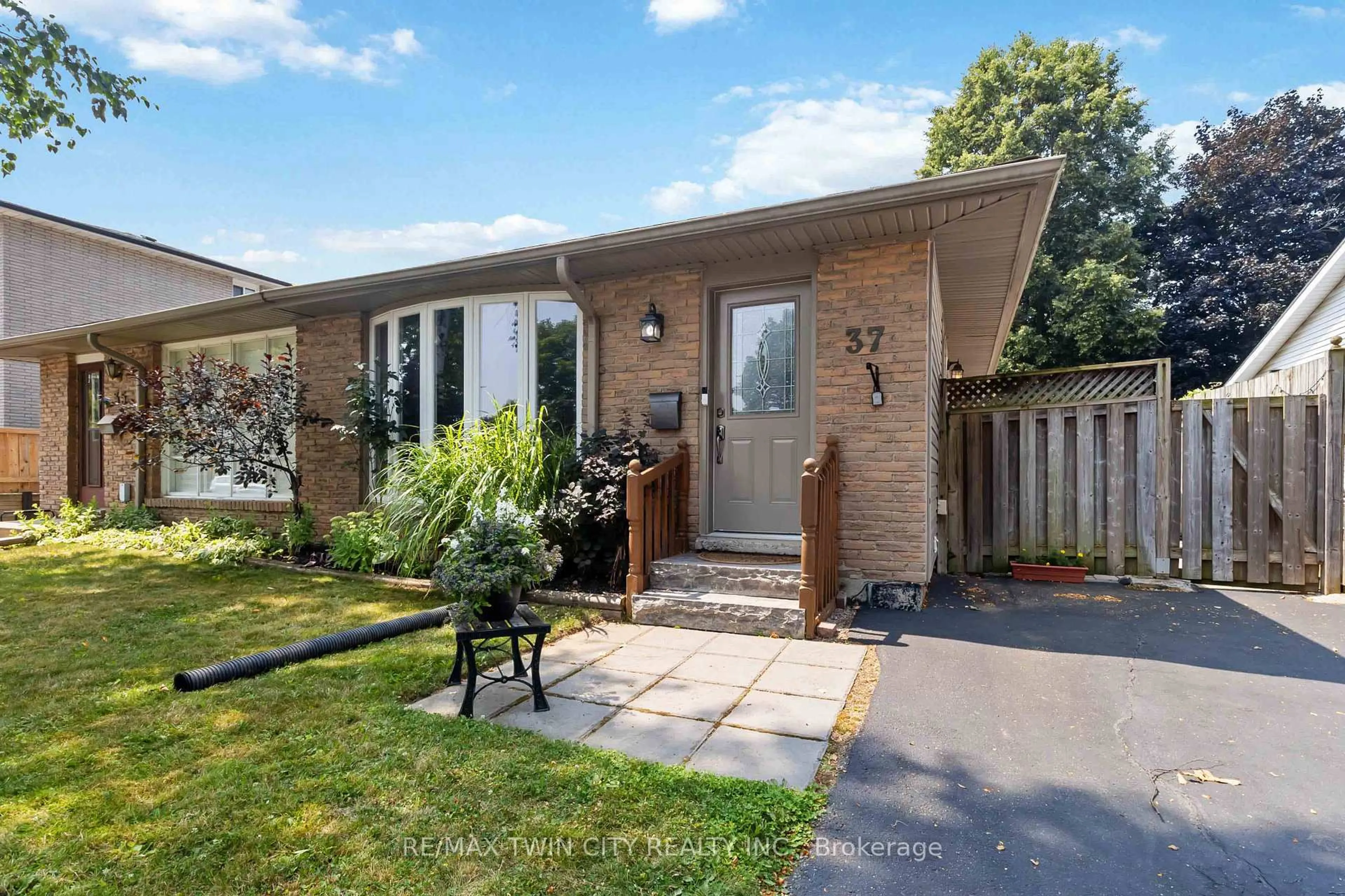 Home with brick exterior material, street for 37 Ivanhoe Rd, Brantford Ontario N3R 6V1