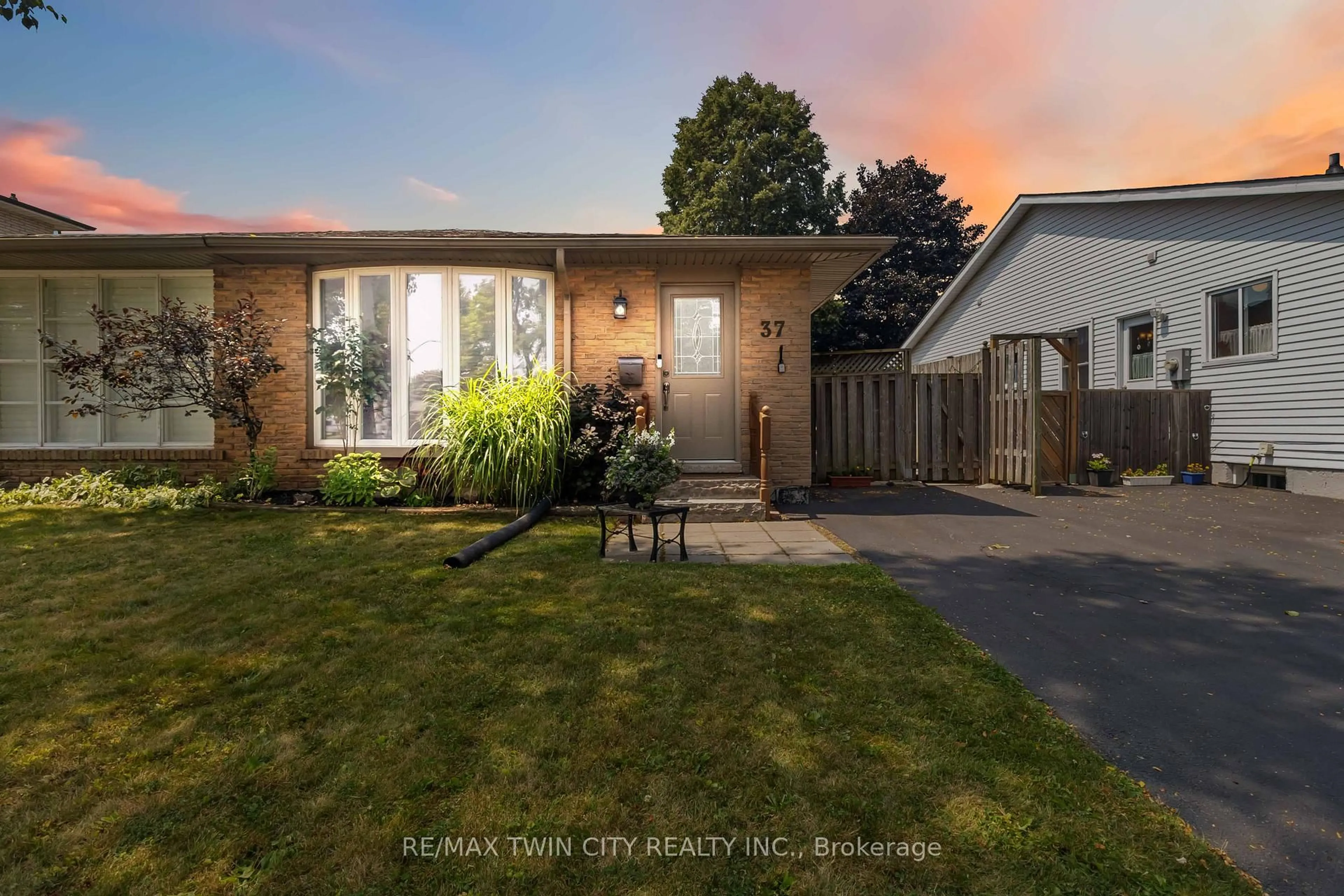 A pic from outside/outdoor area/front of a property/back of a property/a pic from drone, street for 37 Ivanhoe Rd, Brantford Ontario N3R 6V1