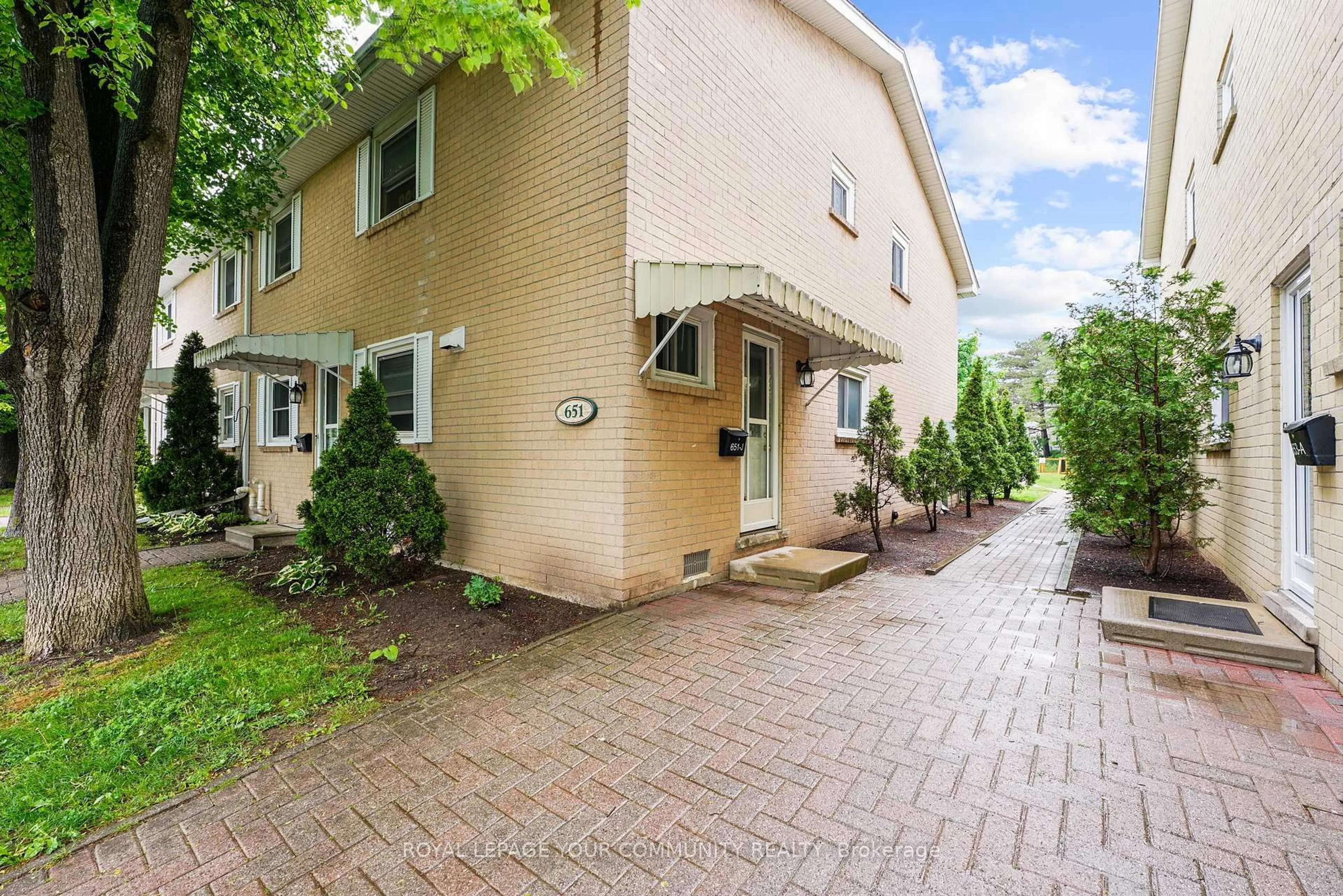 Patio, street for 651 Albert St, Waterloo Ontario N2L 3V5